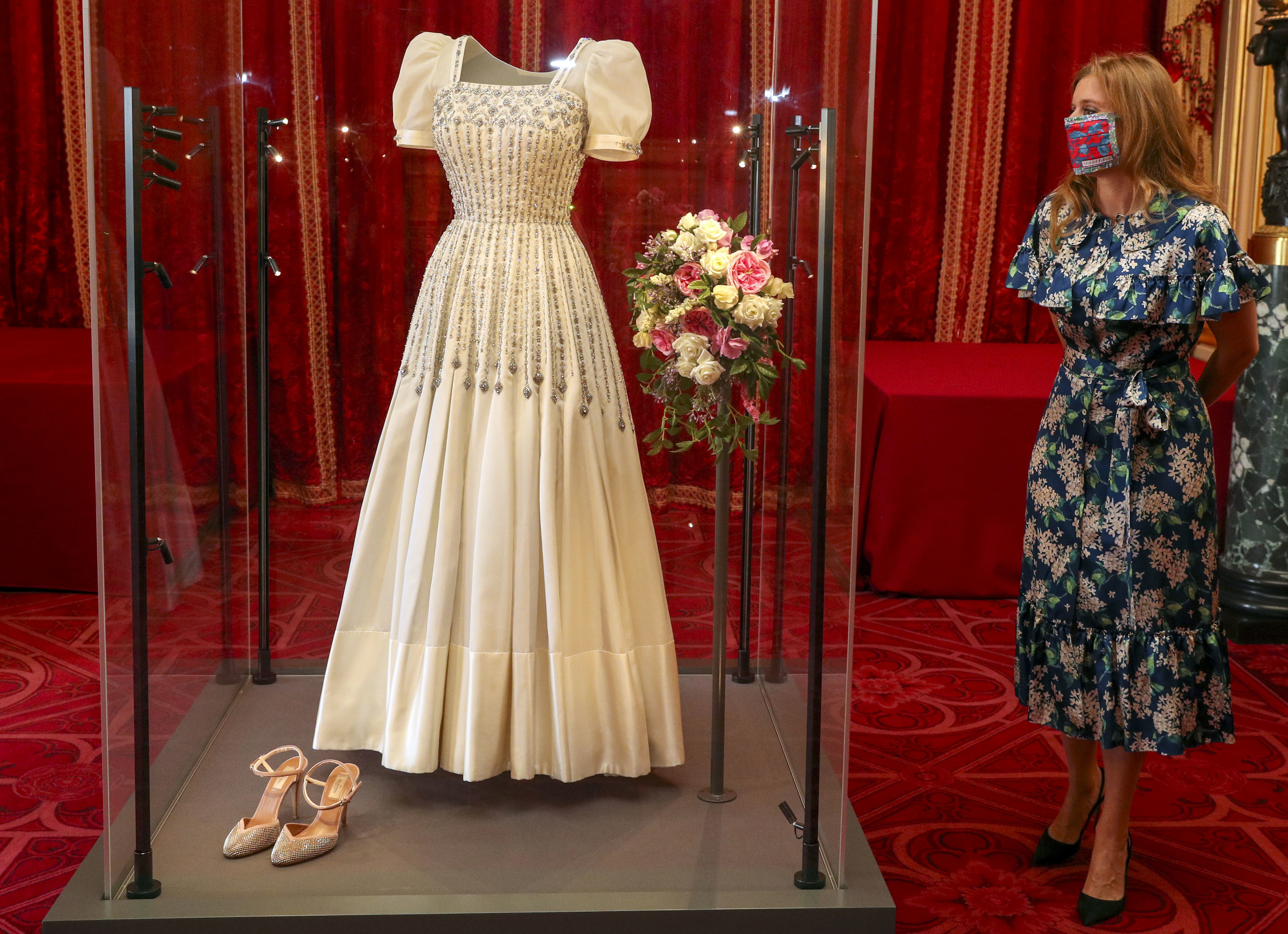 Beatriz de York con su vestido de novia, un modelo que estren� la reina Isabel en 1962.