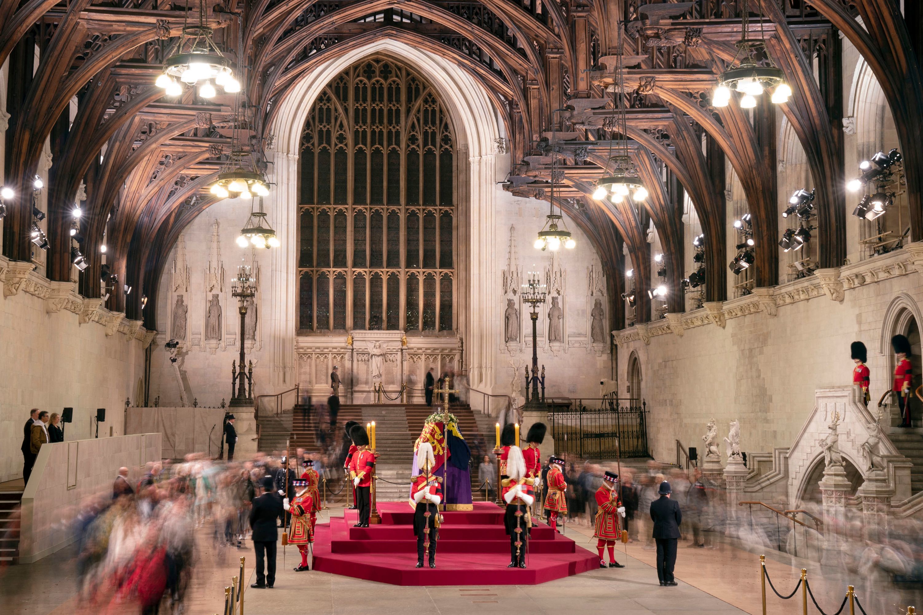 El féretro de la reina Isabel II, en el hall del Palacio de Westminster.