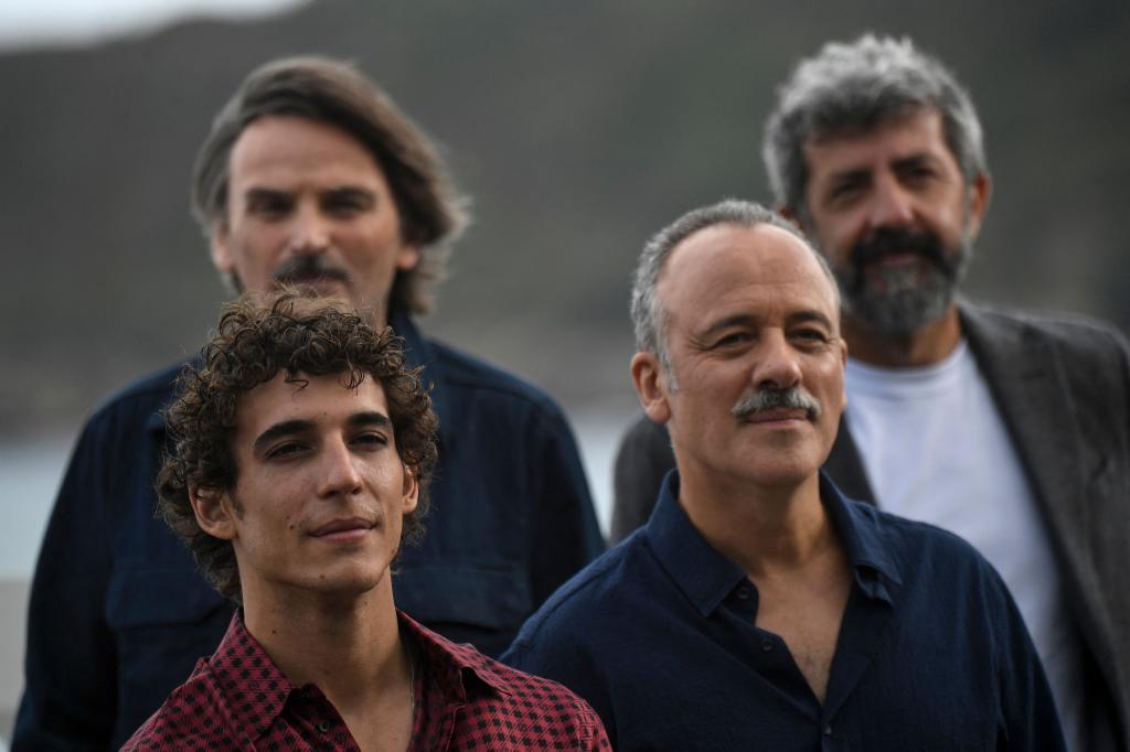 Alberto Rodríguez (detrás, a la derecha), con los actores de 'Modelo 77'.