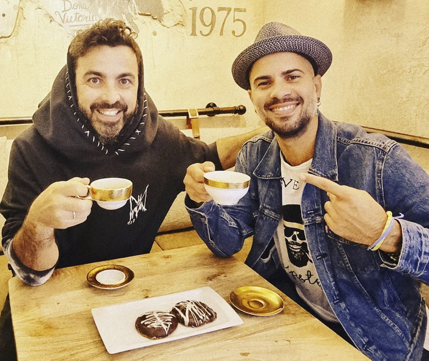 Huecco junto a Ivn, cantante de Efecto Pasillo, tomando caf en su pastelera