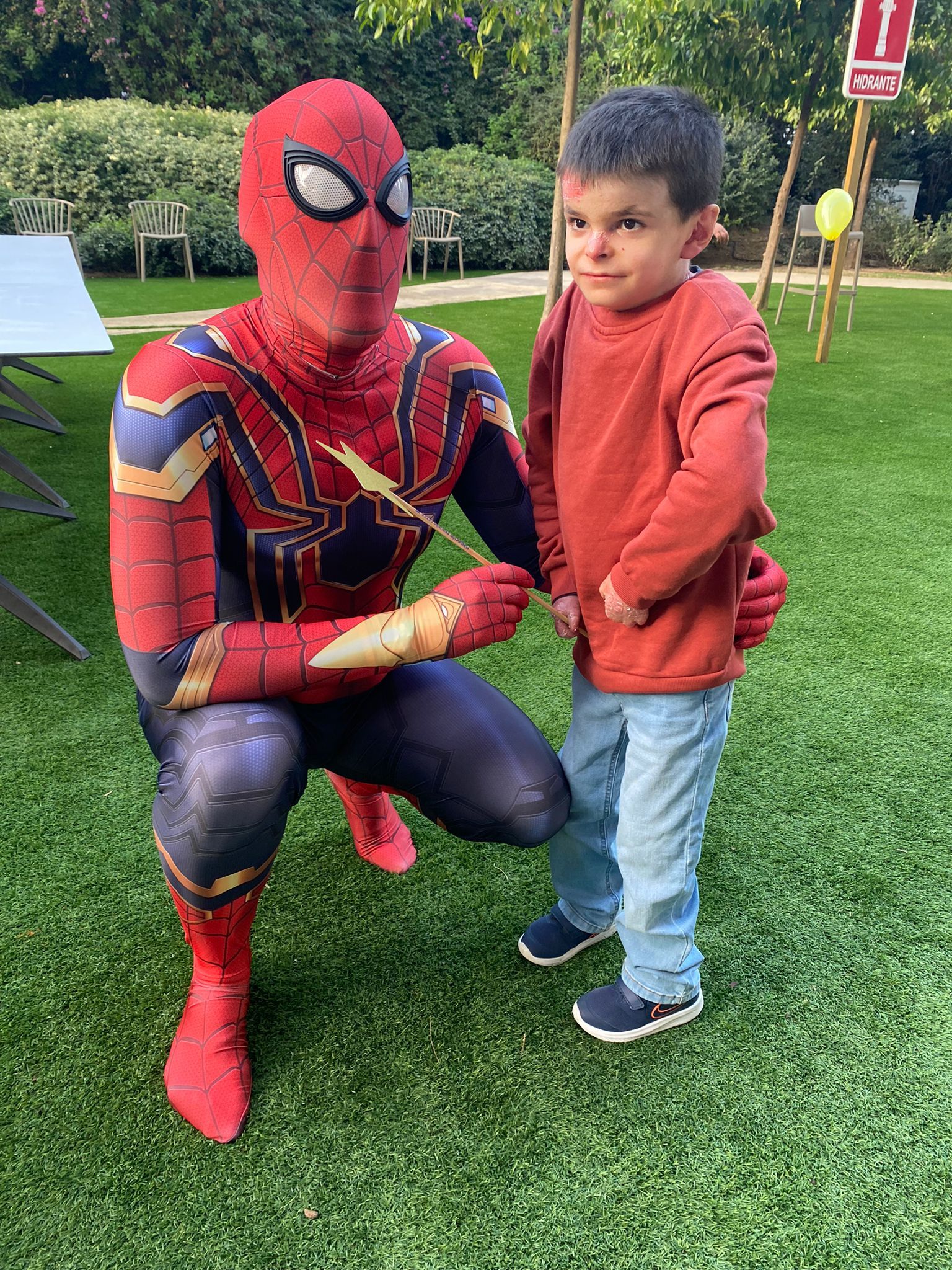 Leo con Spiderman.