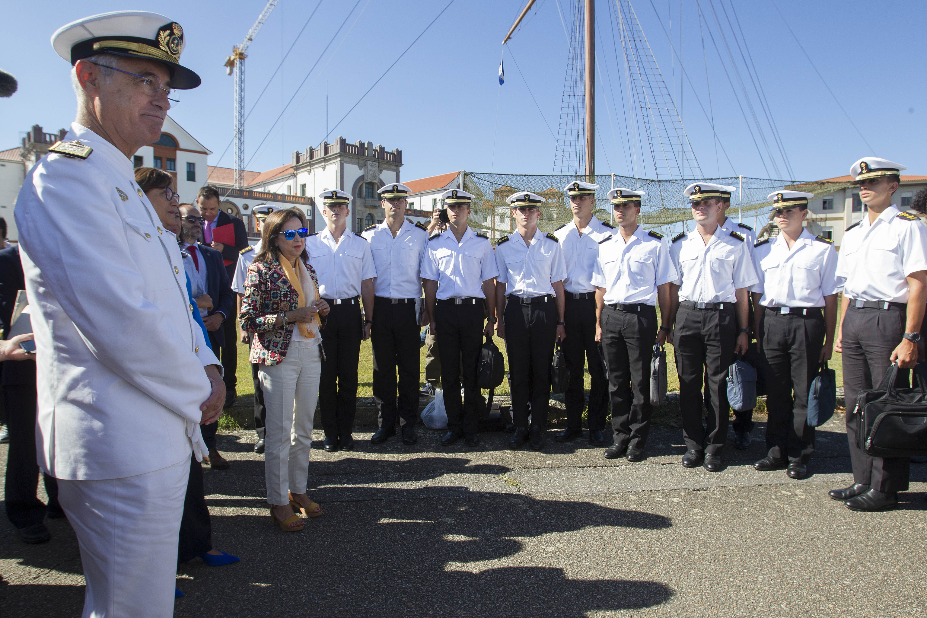 Margarita Robles, este viernes, con alumnos de la  Escuela Naval Militar de Marn (Pontevedra).