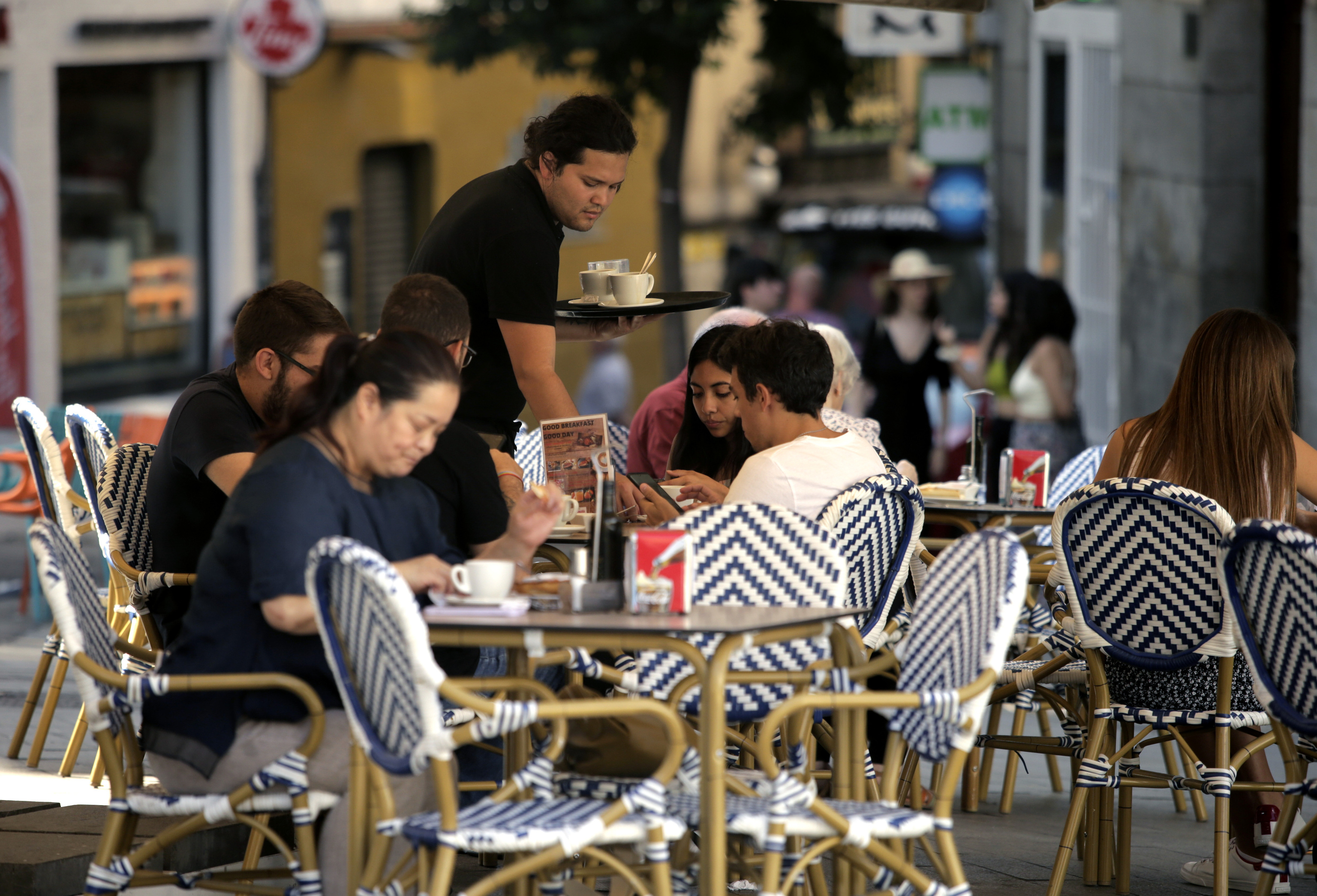 Un camarero atiende una terraza en Madrid