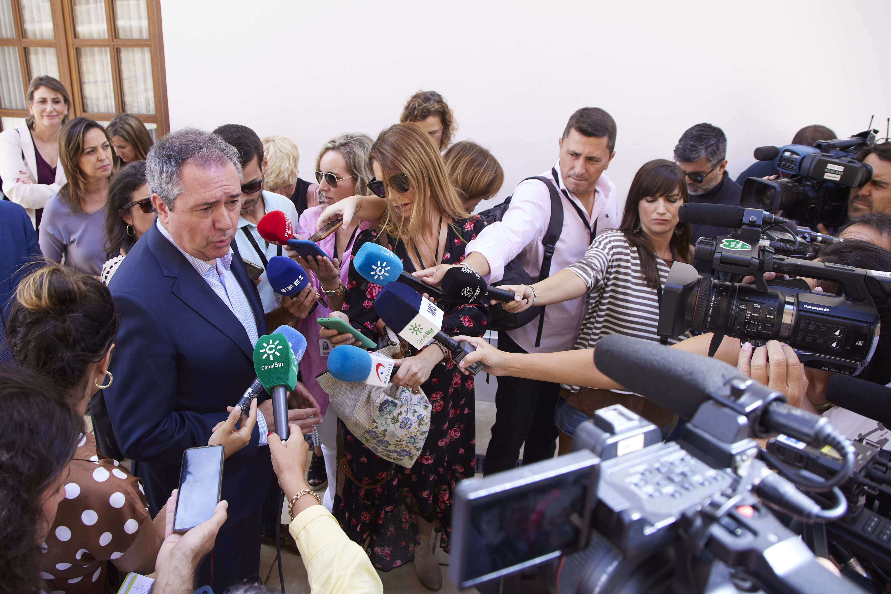 El secretario general del PSOE andaluz, Juan Espadas, atiende a los periodistas en el Parlamento.