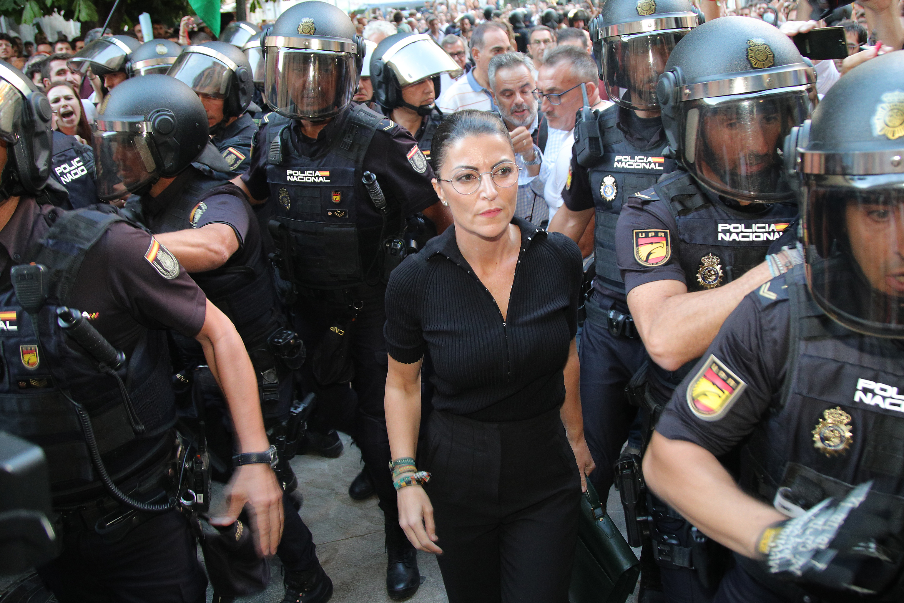 La ex dirigente de Vox Macarena Olona intenta acceder a un acto en la facultad de Derecho de Granada.