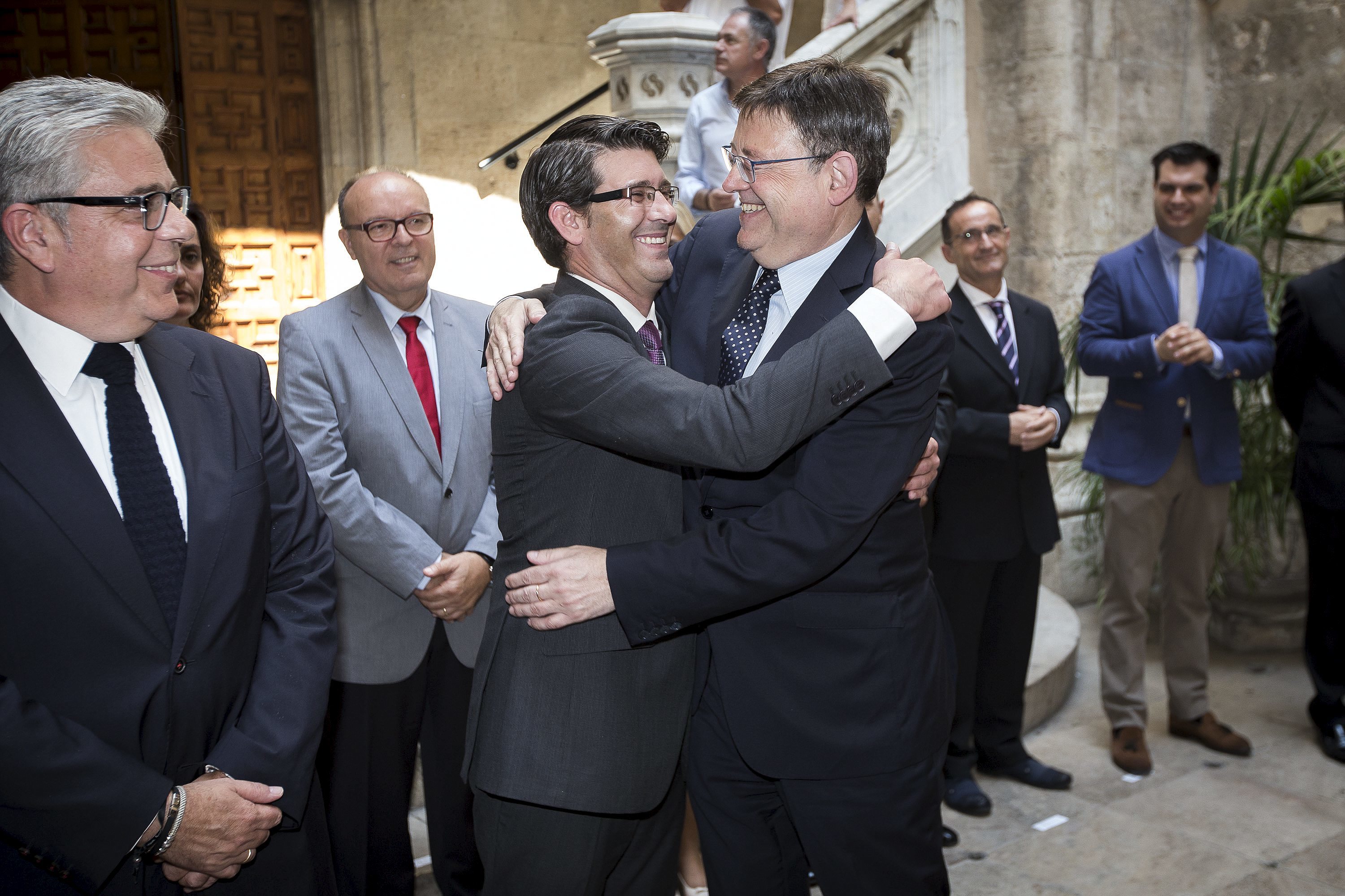 Puig abraza a Jorge Rodrguez cuando fue elegido presidente de la Diputacin de Valencia.