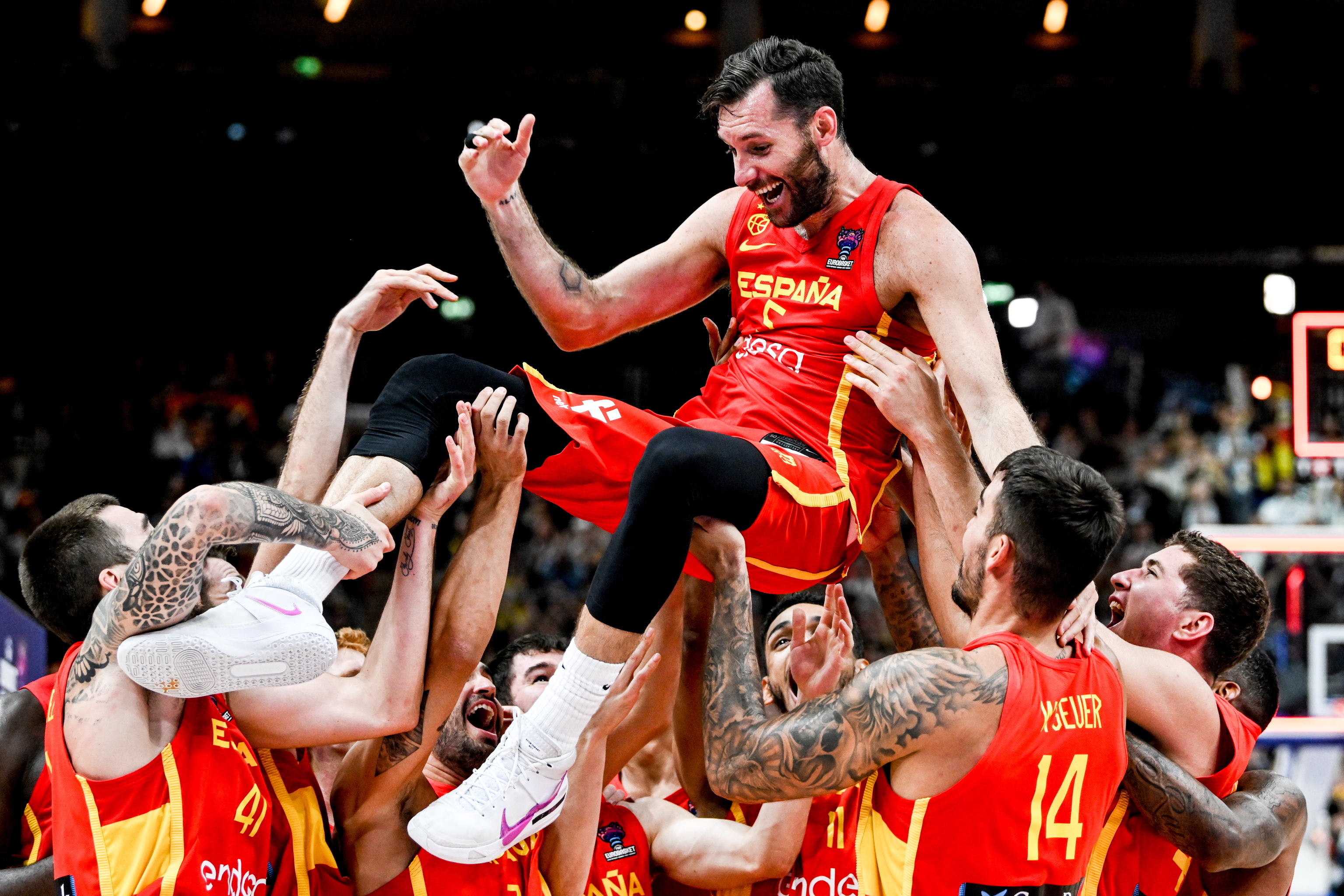 La selección española celebrando su pase a la final del Eurobasket.