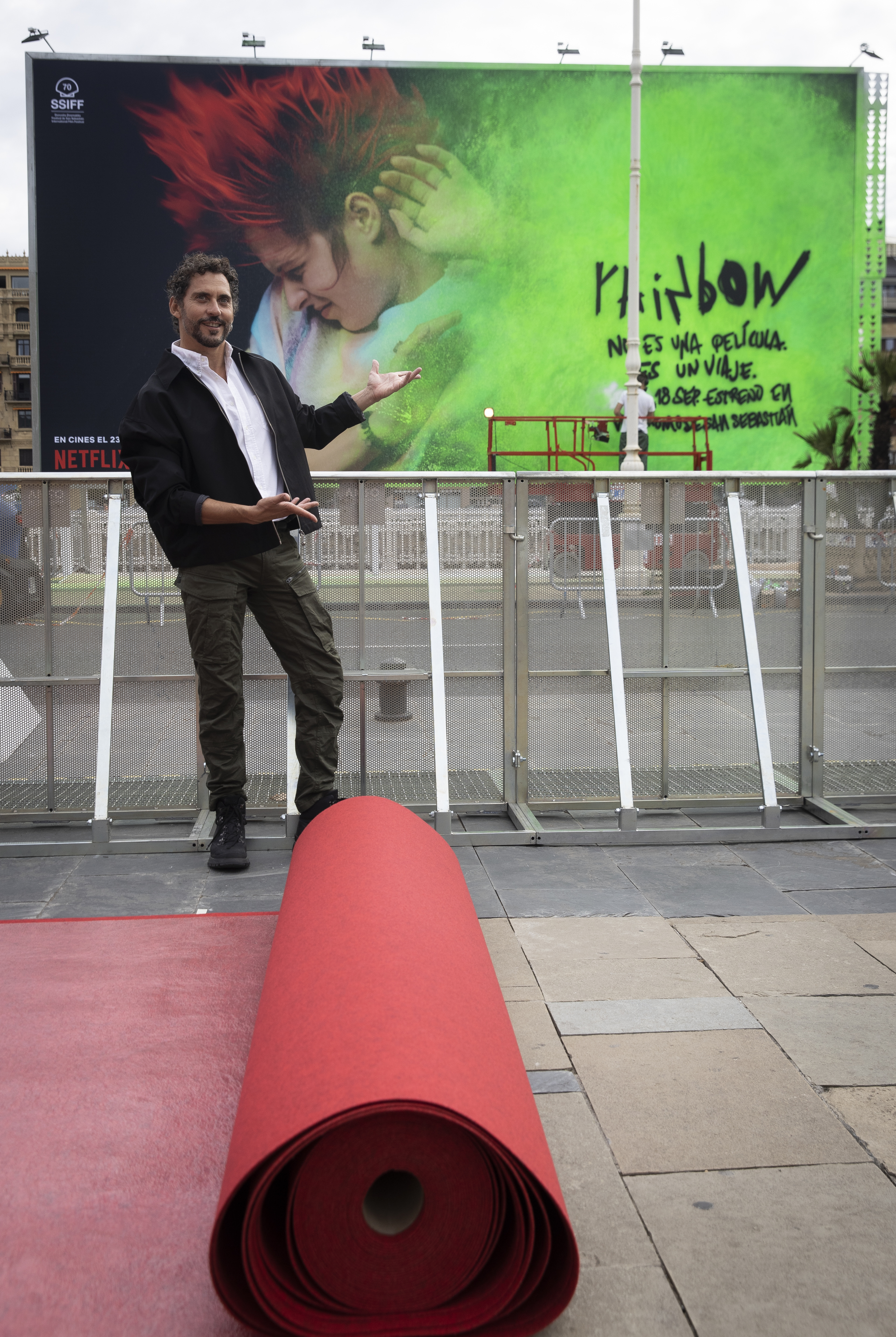 Paco León posa junto a la alfombra roja del Festival de San Sebastián.