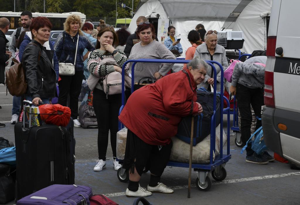 Refugiados esperando salir de Urania en un centro de Zaporiyia.