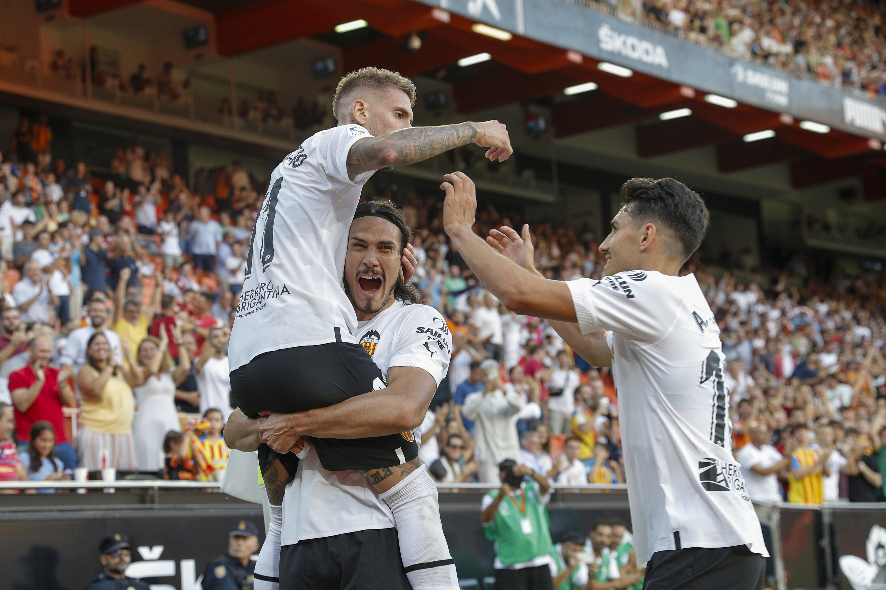 Castillejo festeja con Cavani y Almeida el primer gol del Valencia.
