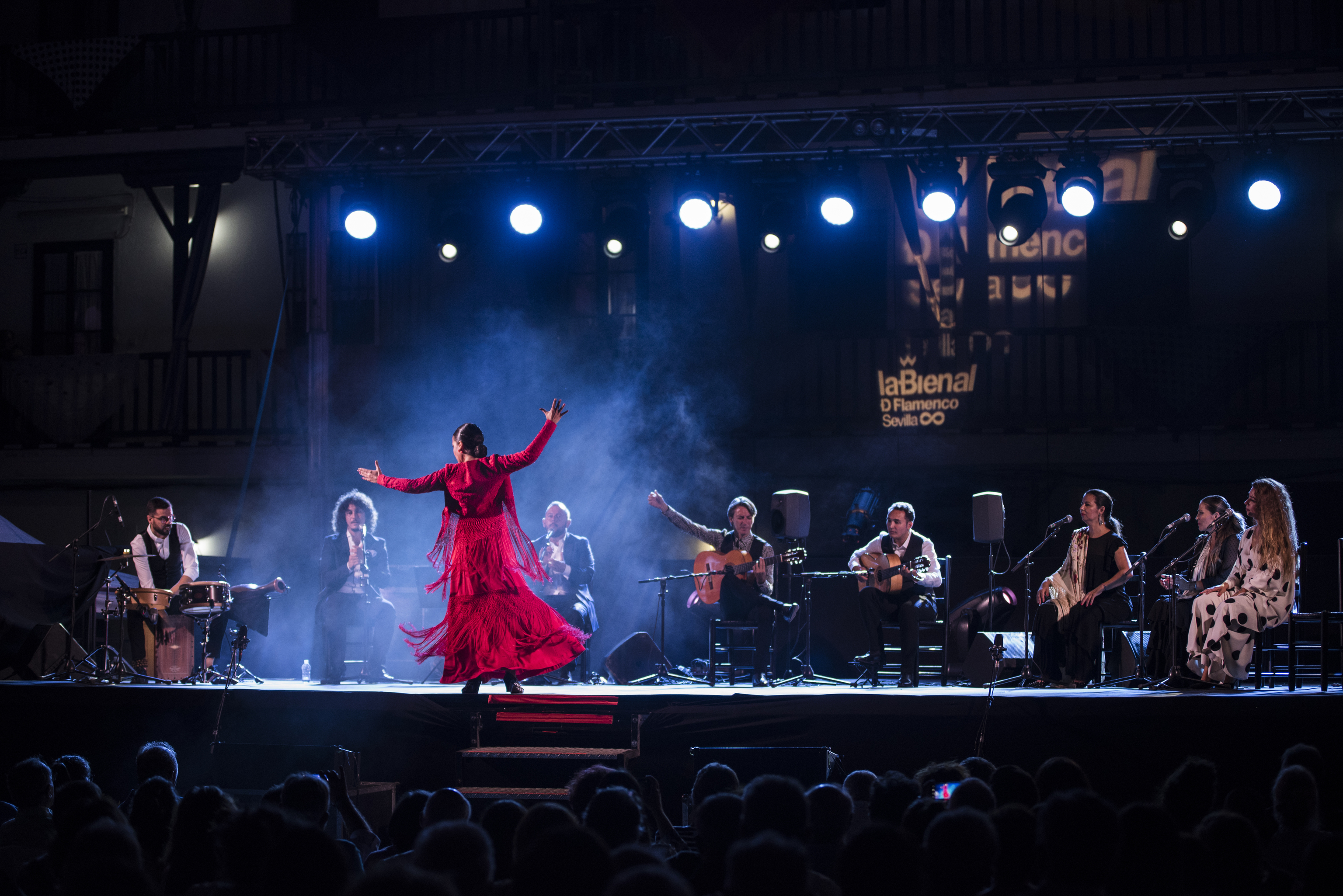Mara Canea baila los fandangos locales a sus compaeros de 'Huelva Flamenca'