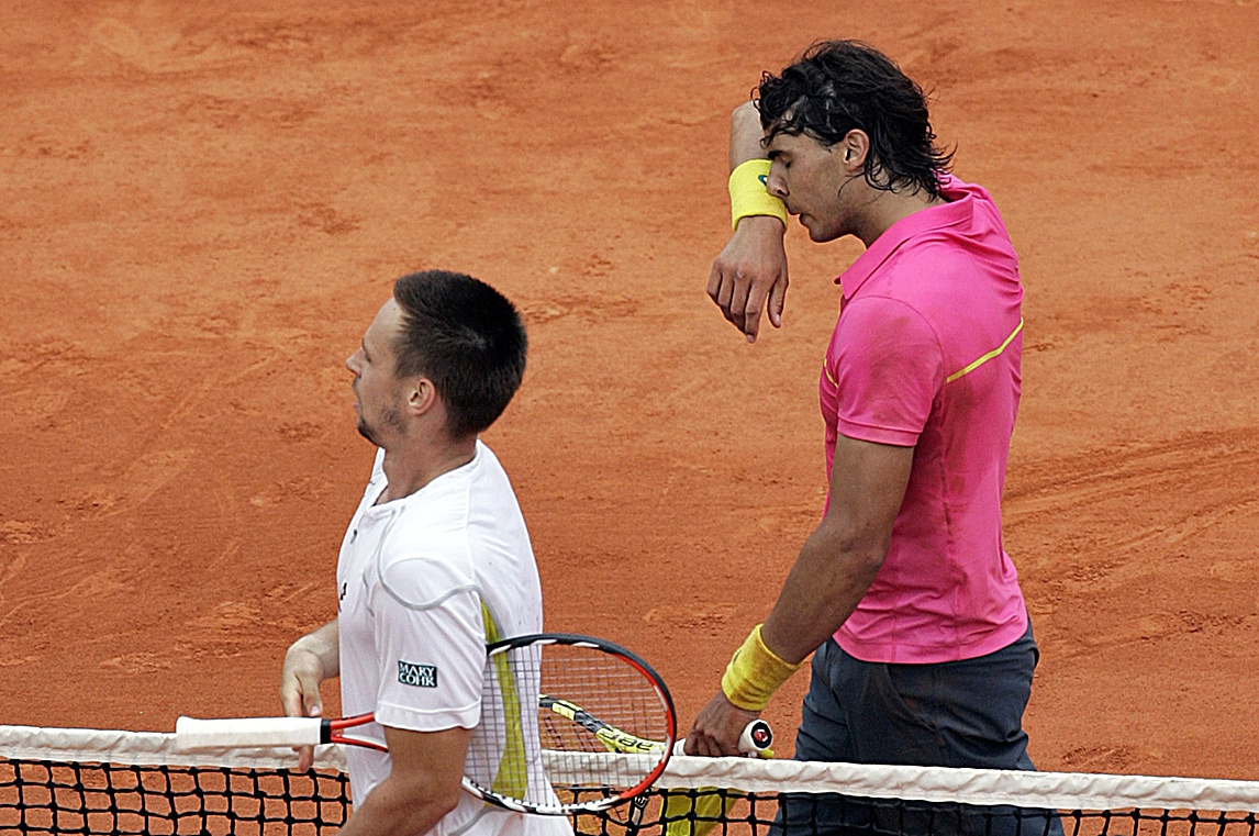 Soderling y Nadal, después de la victoria del primero en los octavos de Roland Garros 2009.