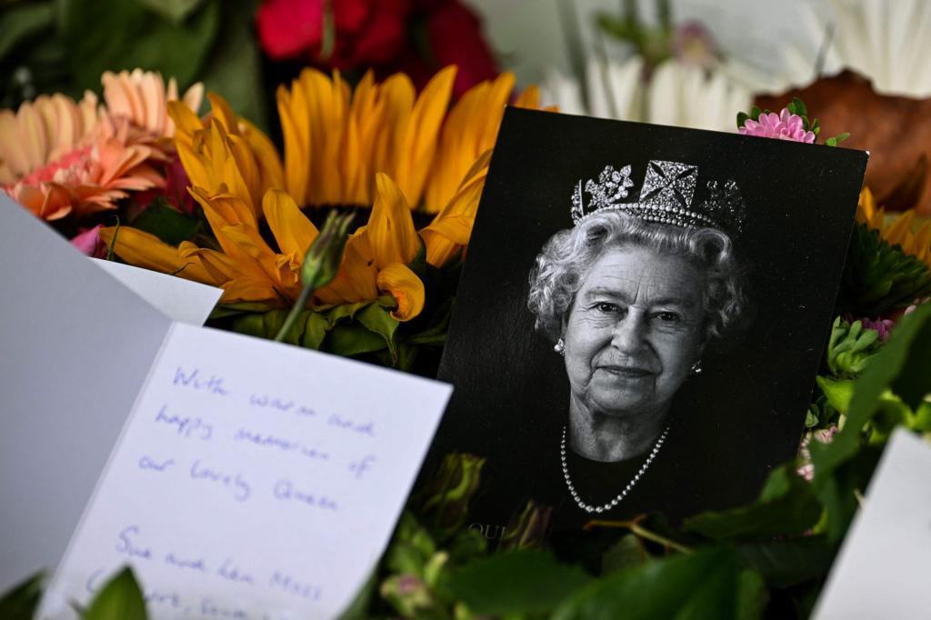 Un retrato de Isabel II entre las flores dejadas como homenaje en Green Park, en Londres.