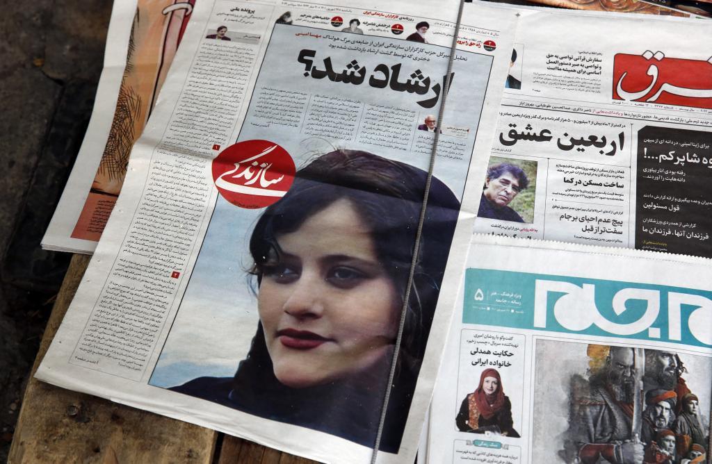 Diarios iraníes informando de la muerte de Mahsa Amini, en Teherán.