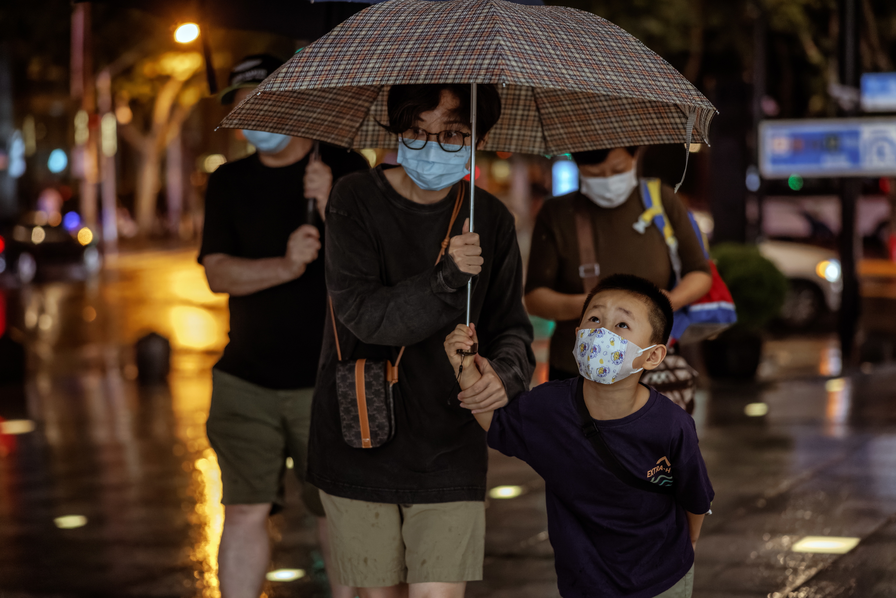 Ciudadanos con mascarillas, en Shanghai.
