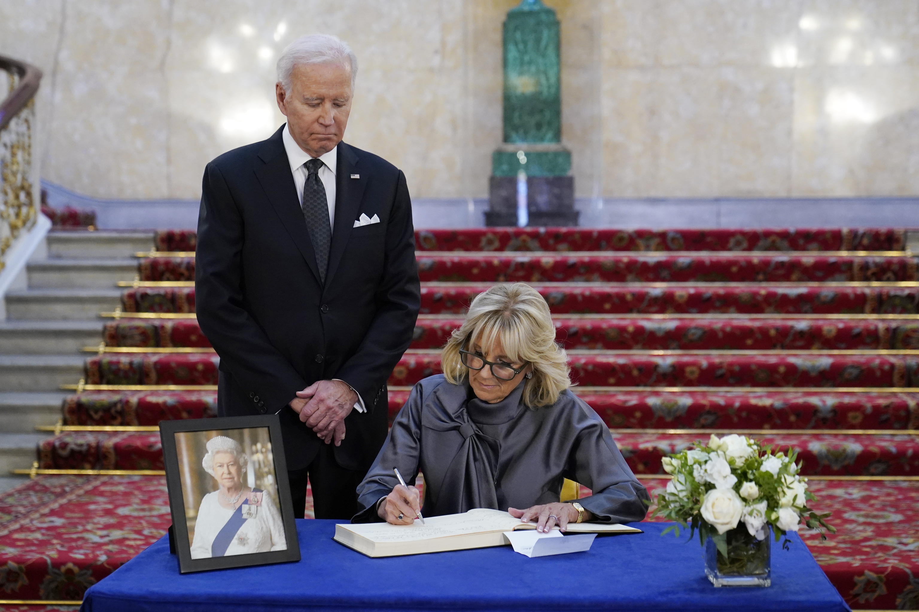 Joe y Jill Biden firman en el libro de condolencias de Lancaster House.