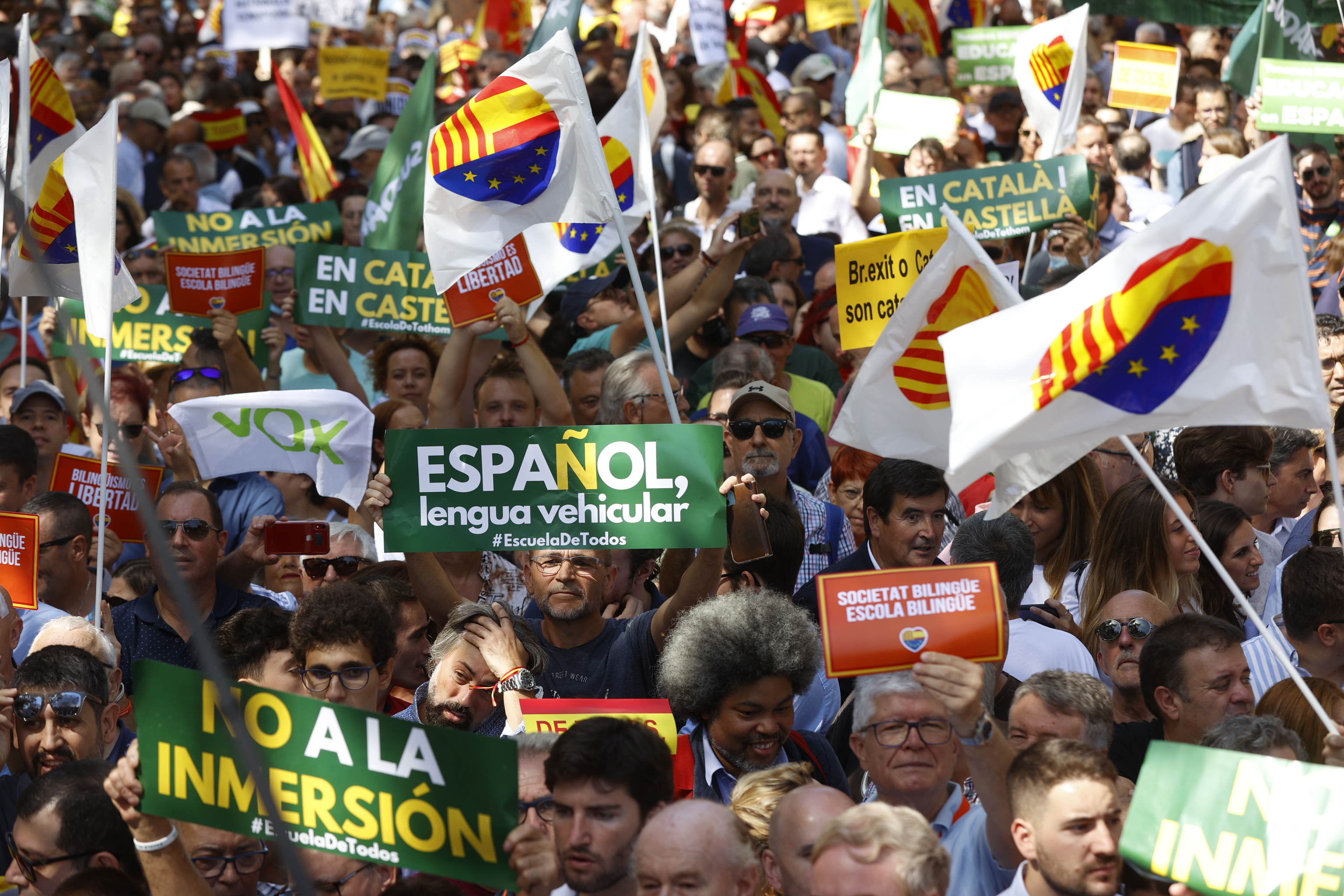 Decenas de manifestantes, durante la marcha en Barcelona.