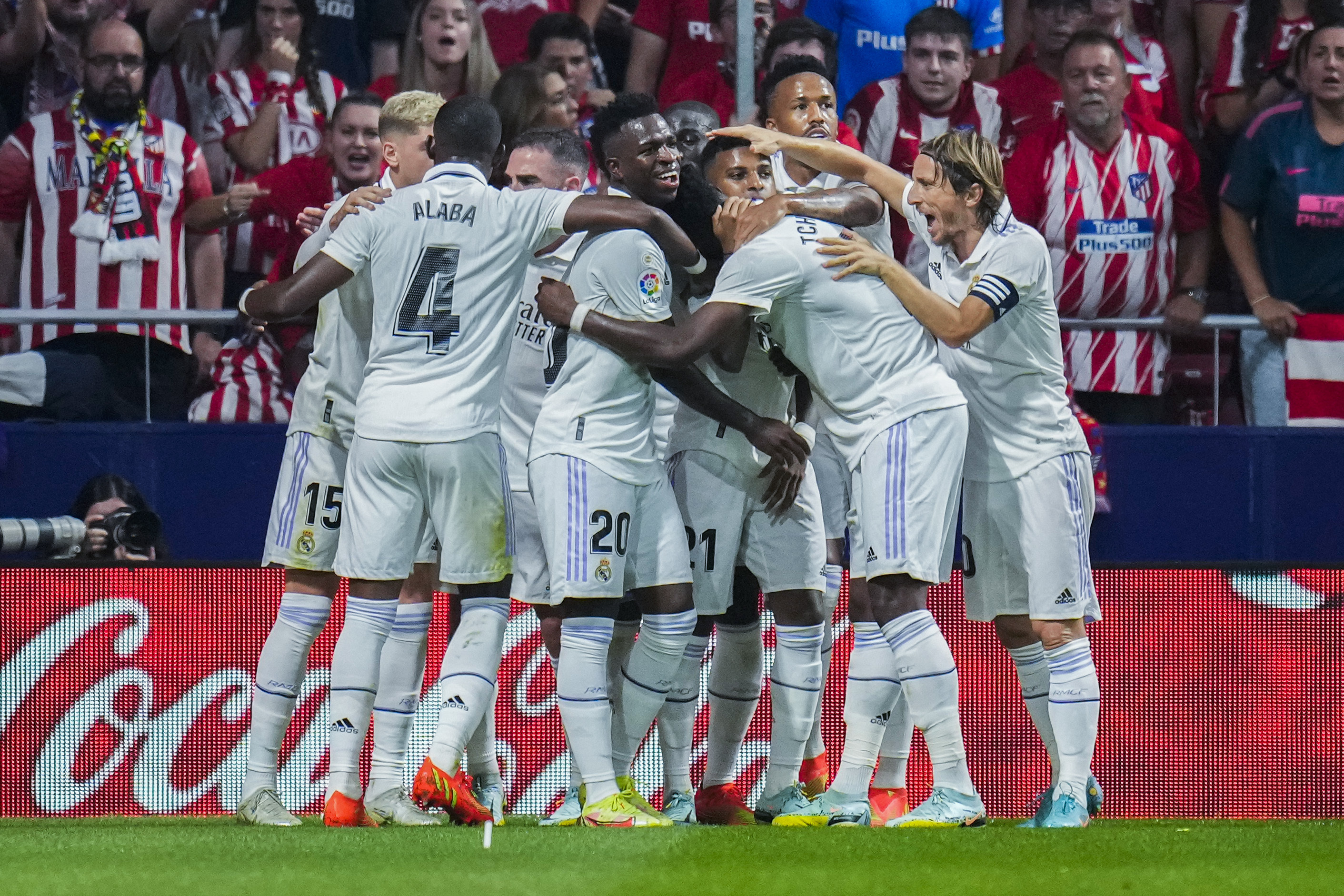 Los jugadores del Real Madrid celebran el gol de Rodrygo en el Metropolitano.