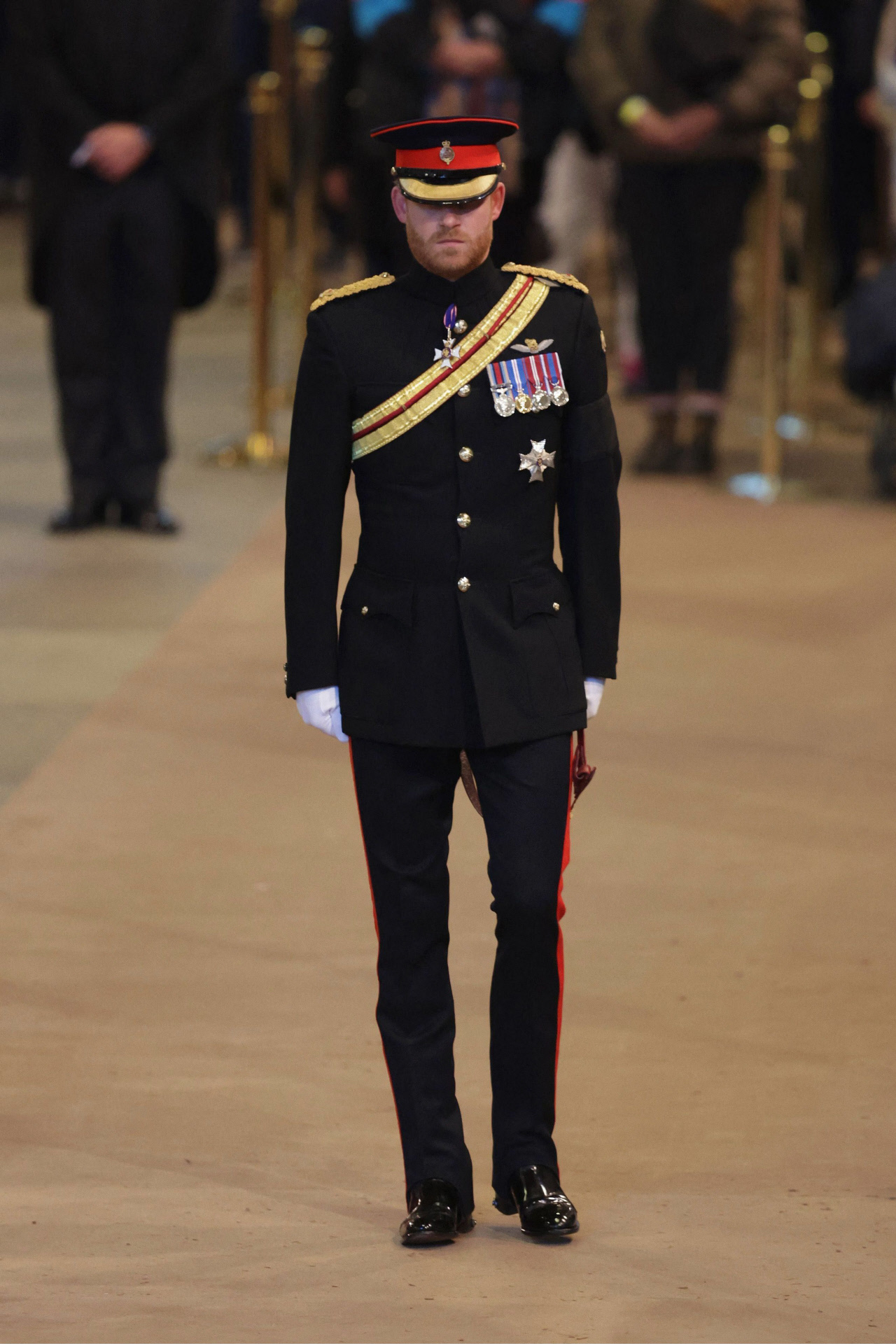 Con uniforme militar, pero sin las iniciales ER de la reina: la última  decepción del príncipe Harry | Casa Real