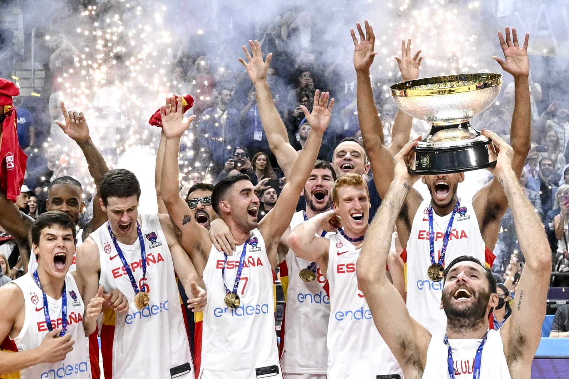 La selección española de baloncesto, con Rudy Fernández alzando el trofeo, celebran la victoria en el Eurobasket 2022.