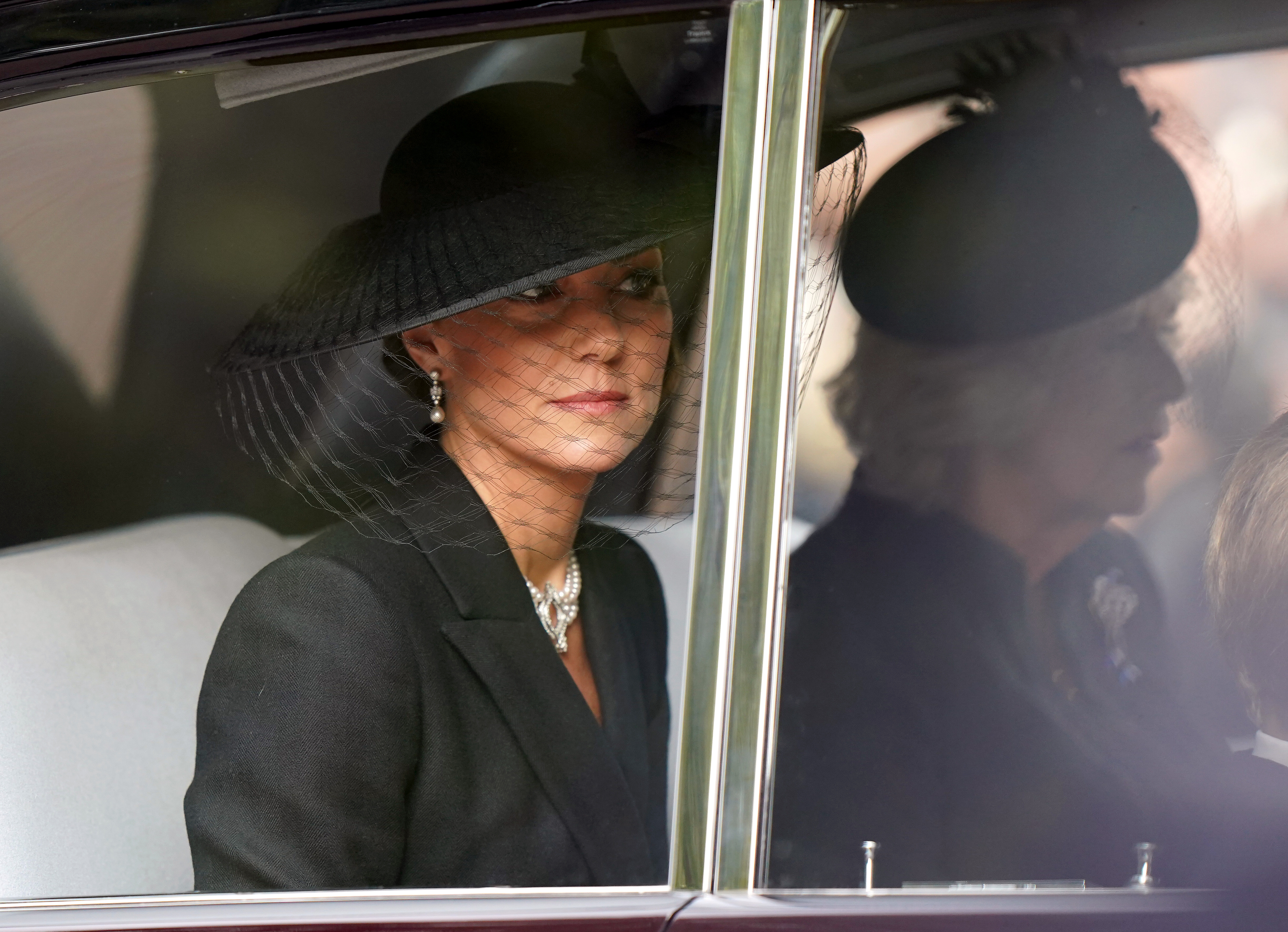 Lo que las joyas de Kate Middleton y Camila dicen en el funeral de Isabel II