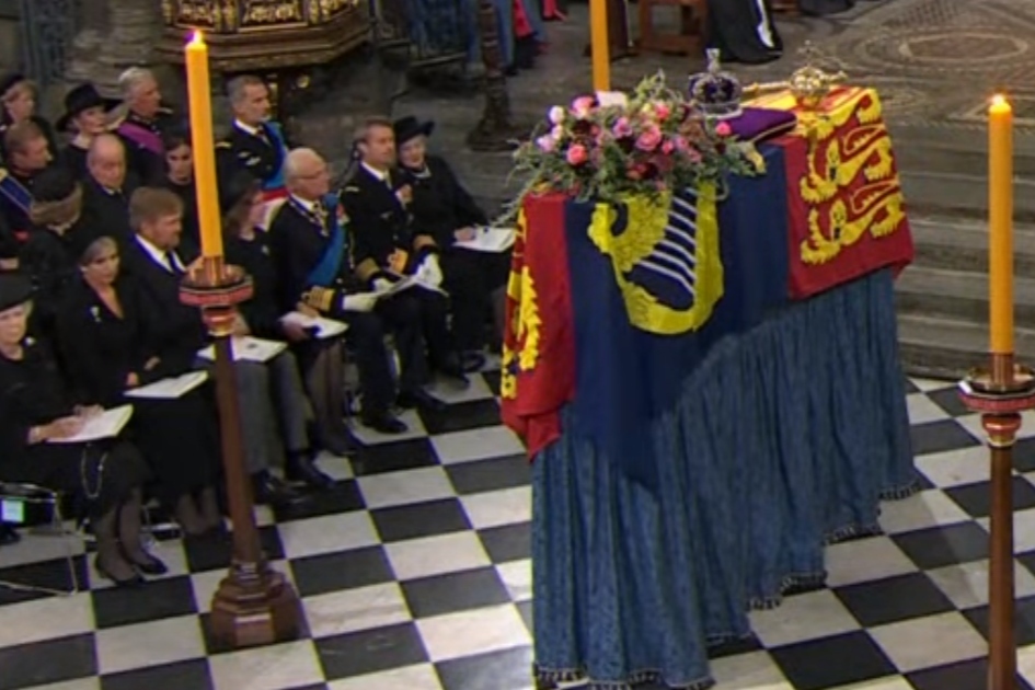 Los Reyes de España, junto al rey emérito y la reina Sofía en el funeral de Isabel II.