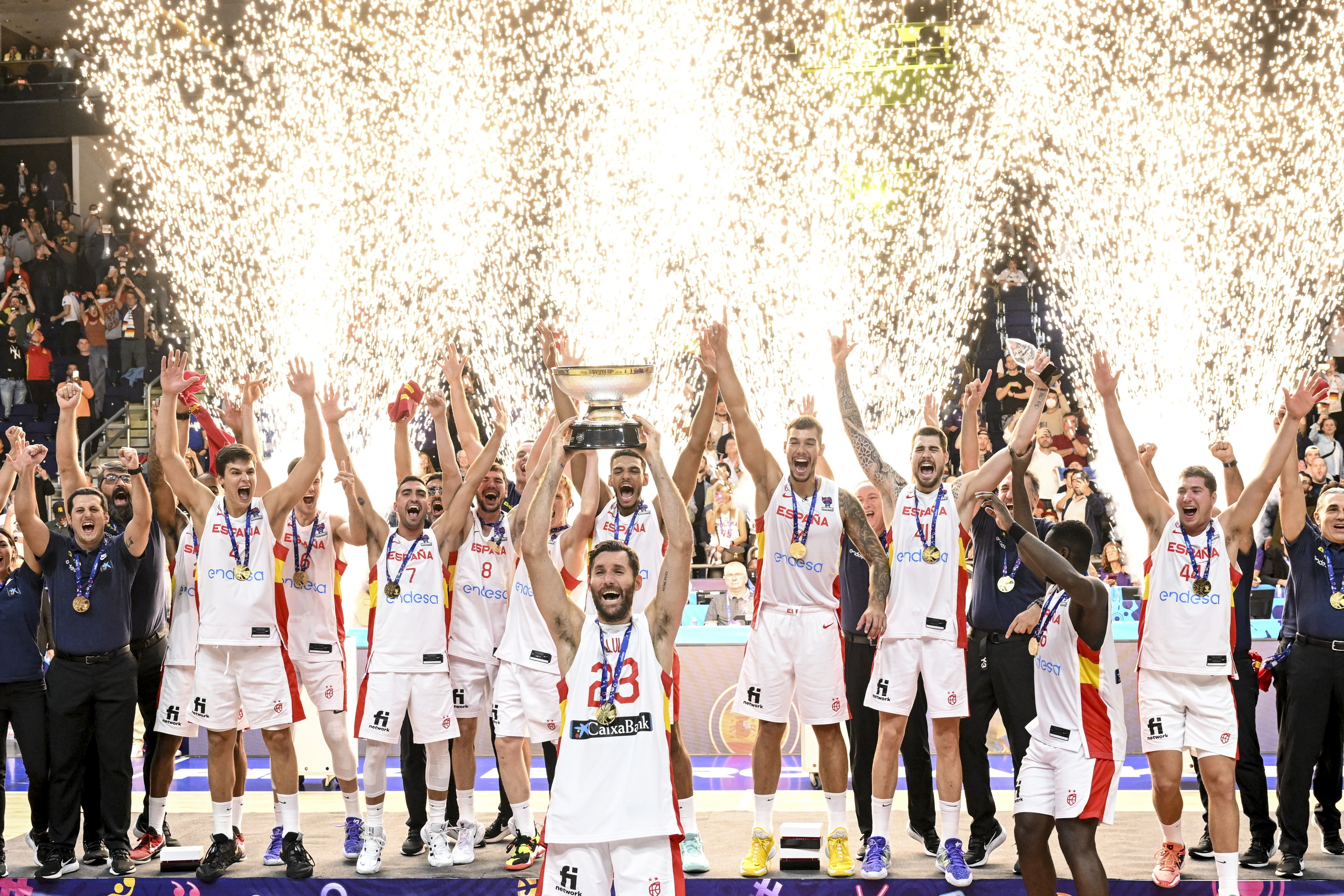 La selección española de baloncesto celebra su victoria en el Eurobasket 2022.