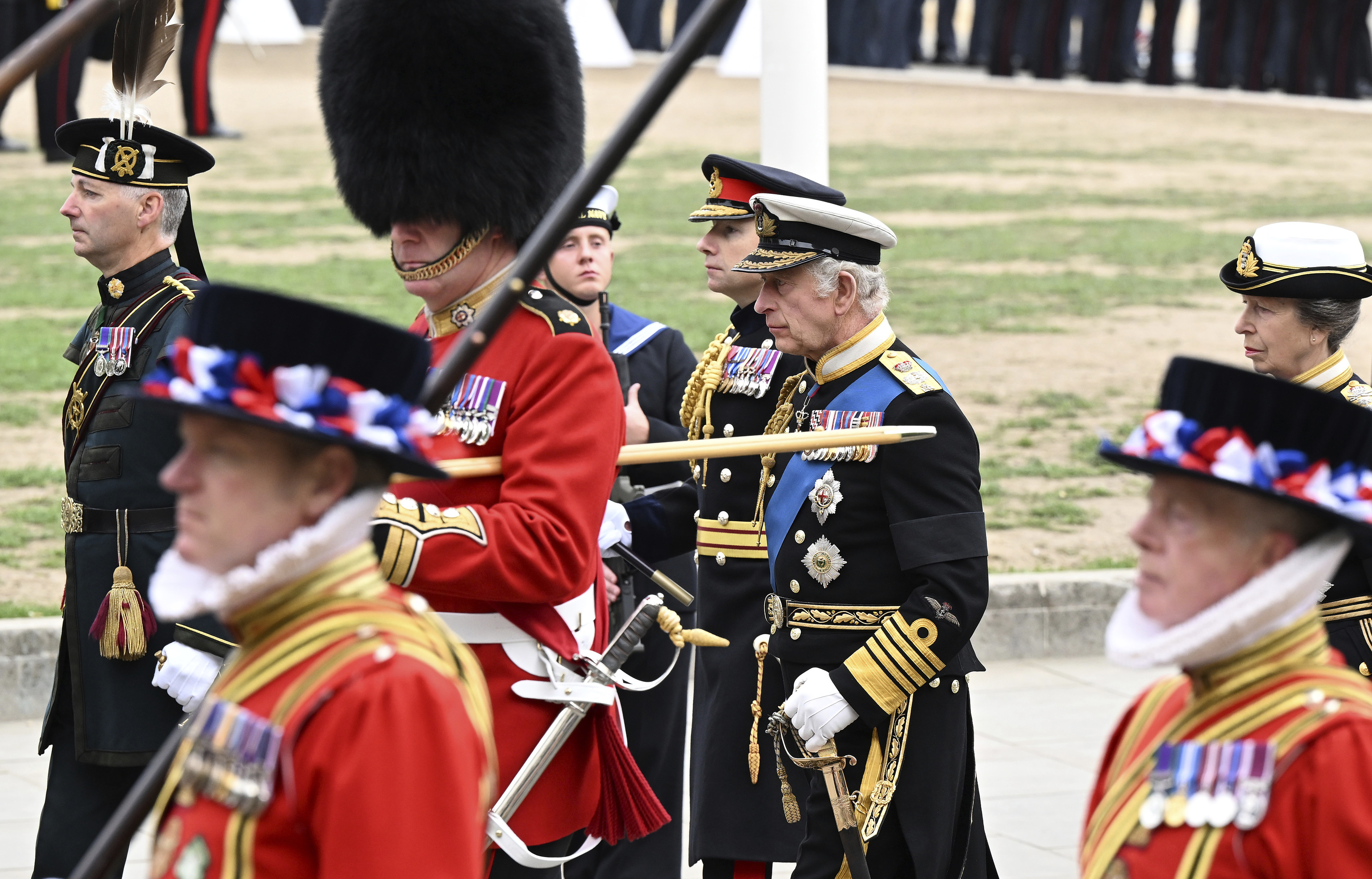 El rey Carlos III, seguido de la princesa Ana, encabeza la procesión.