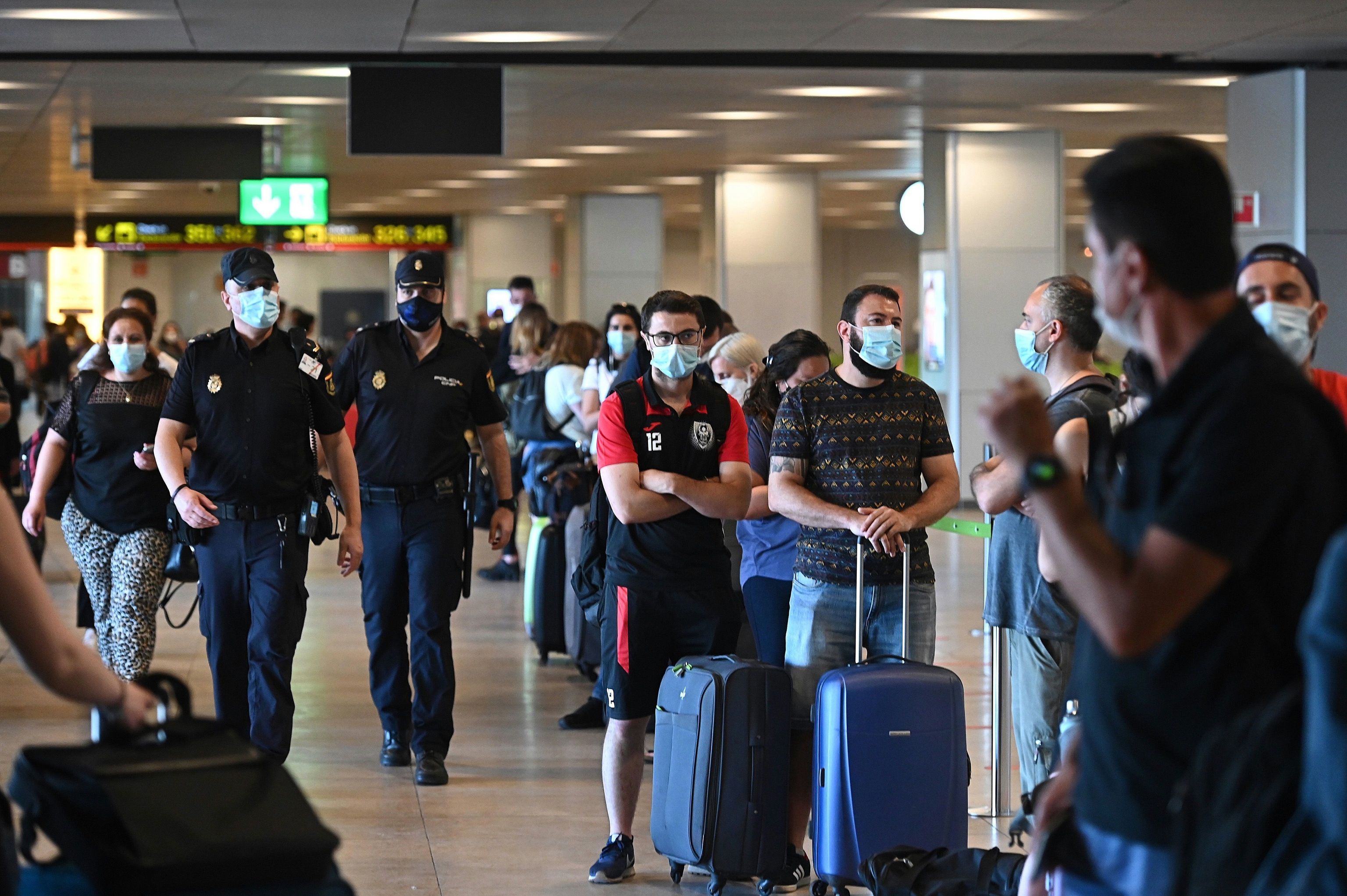 Control sanitario en el aeropuerto de Barajas, en Madrid