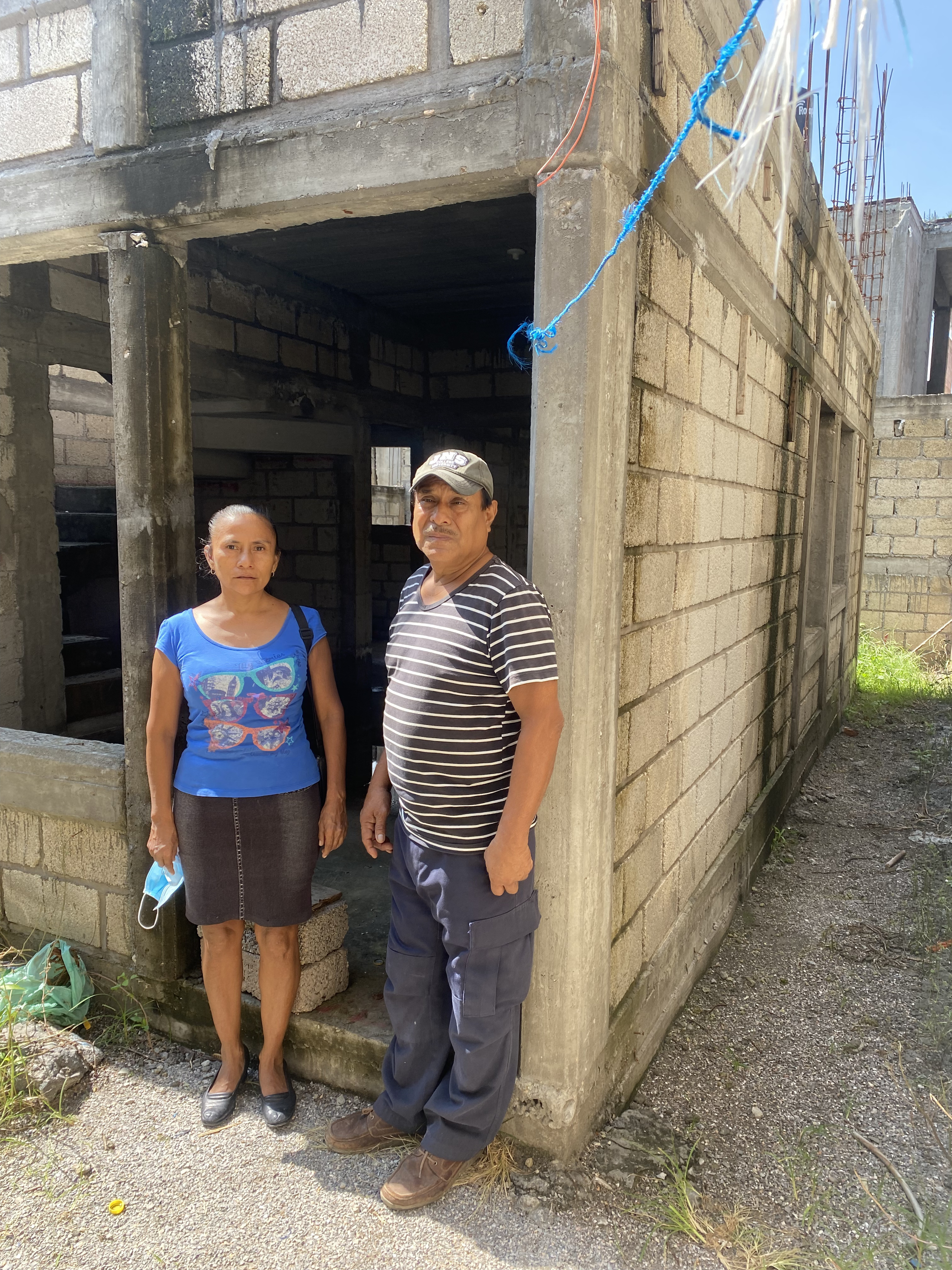 Antonio y su esposa Lupe posan frente a la casa que están construyendo poco a poco en Jojutla.