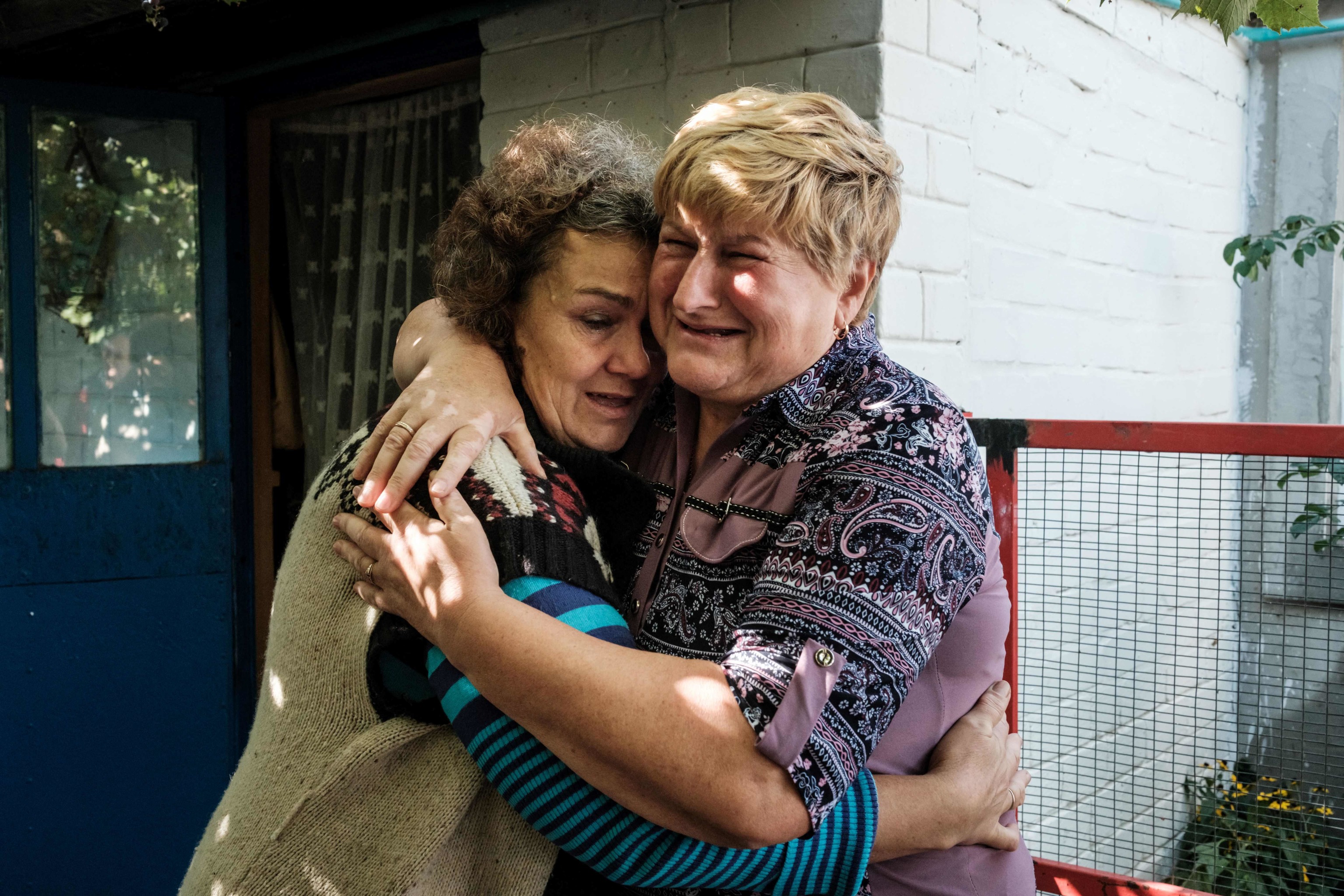 El emotivo reencuentro de familias separadas durante meses por la guerra en Ucrania: «¡Este es mi hogar!»