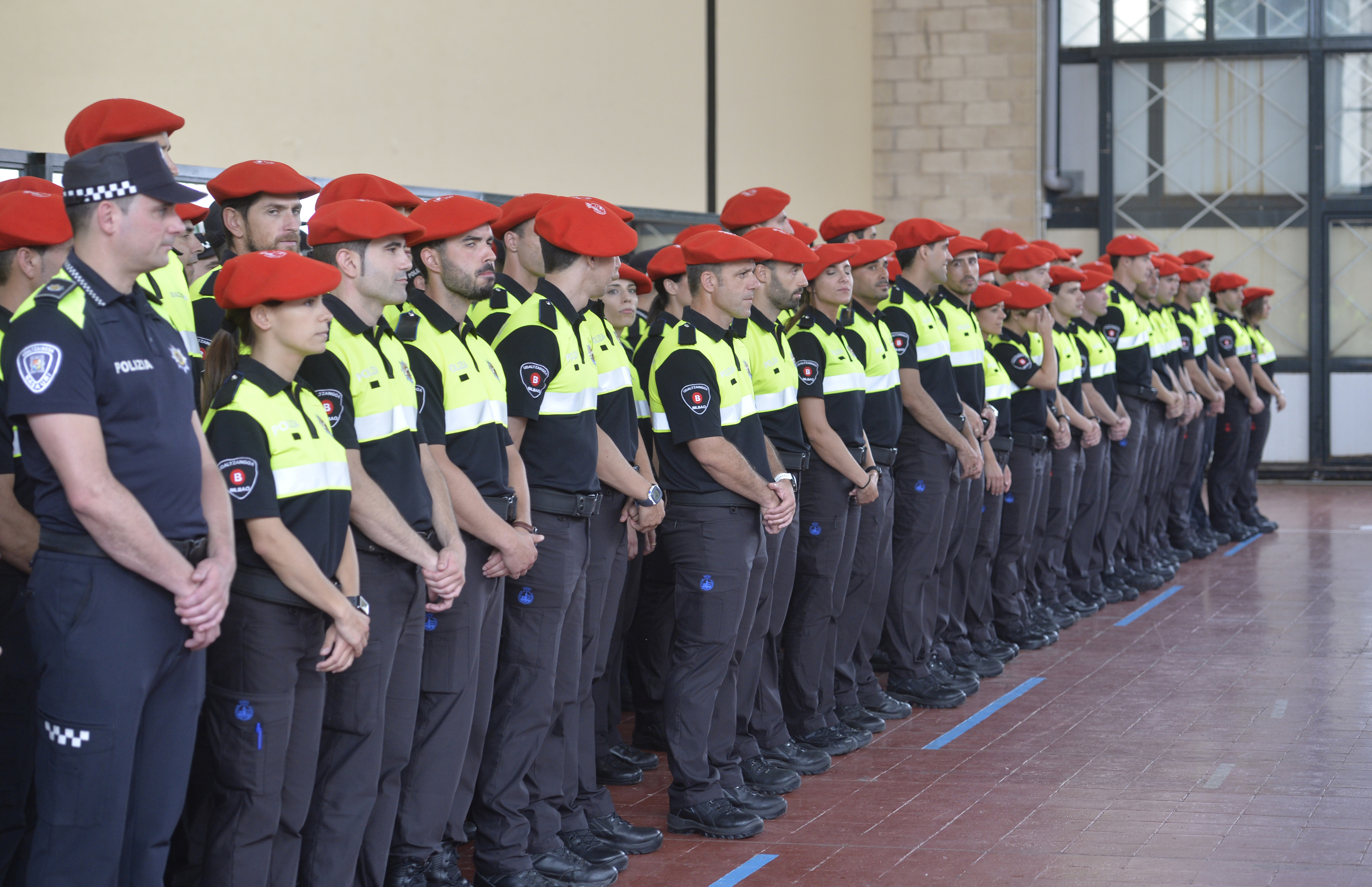 Una promocin de policas locales formada en la Academia de la Ertzaintza de Arkaute espera a la entrega de sus credenciales.