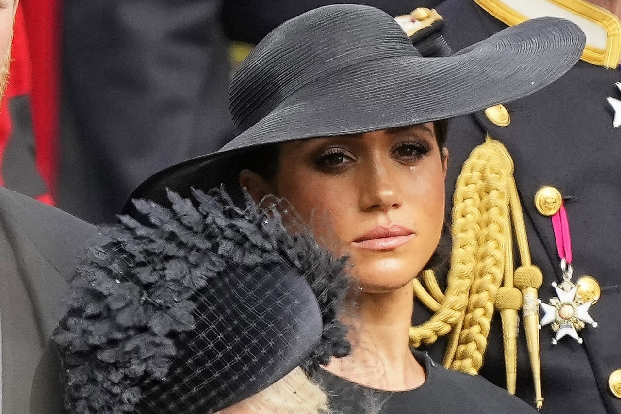 Meghan Markle, con lágrimas en los ojos, durante el funeral de la reina Isabel.