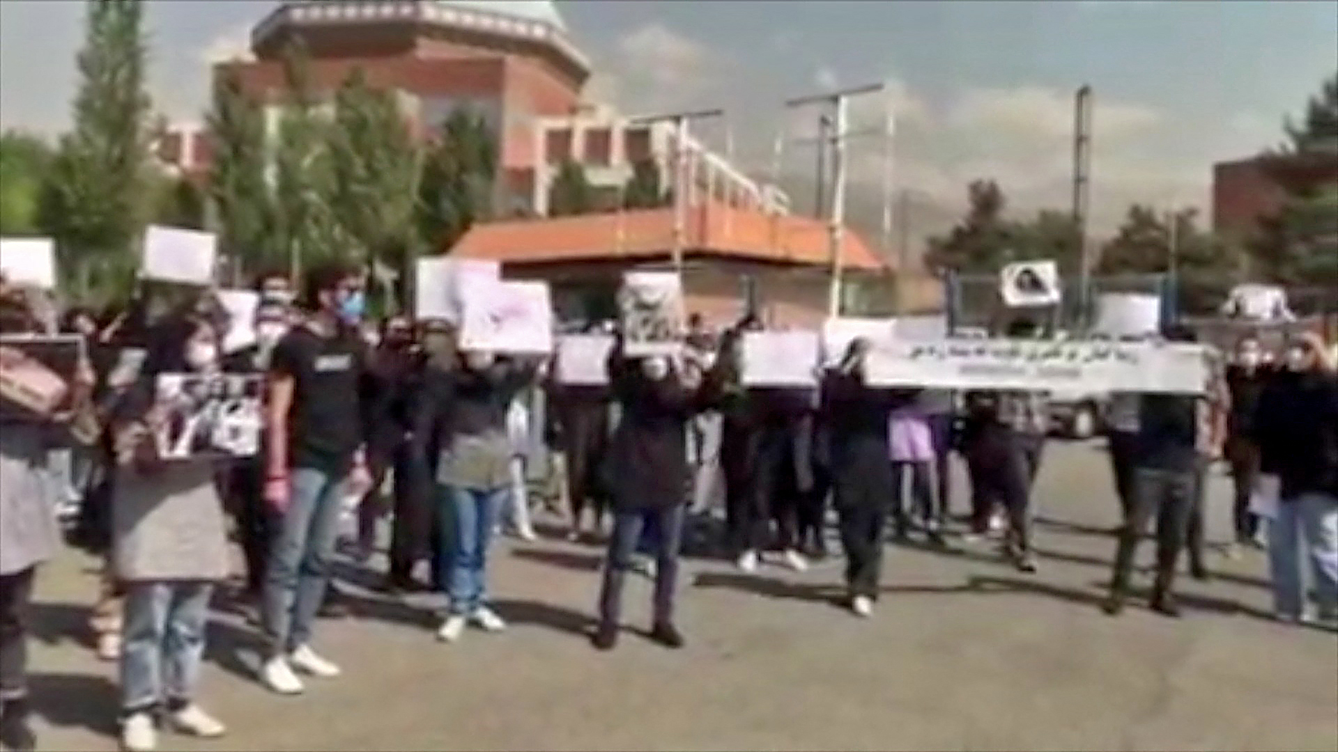 Protestas en la Universidad Allameh Tabataba'i por la muerte de Mahsa Amini.