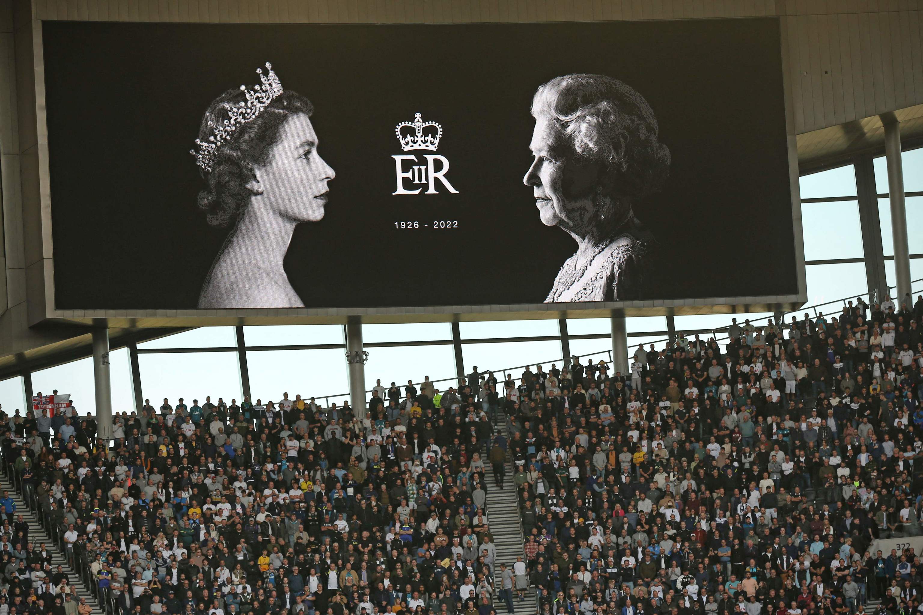 Imagen de Isabel II, en una pantalla en un estadio.