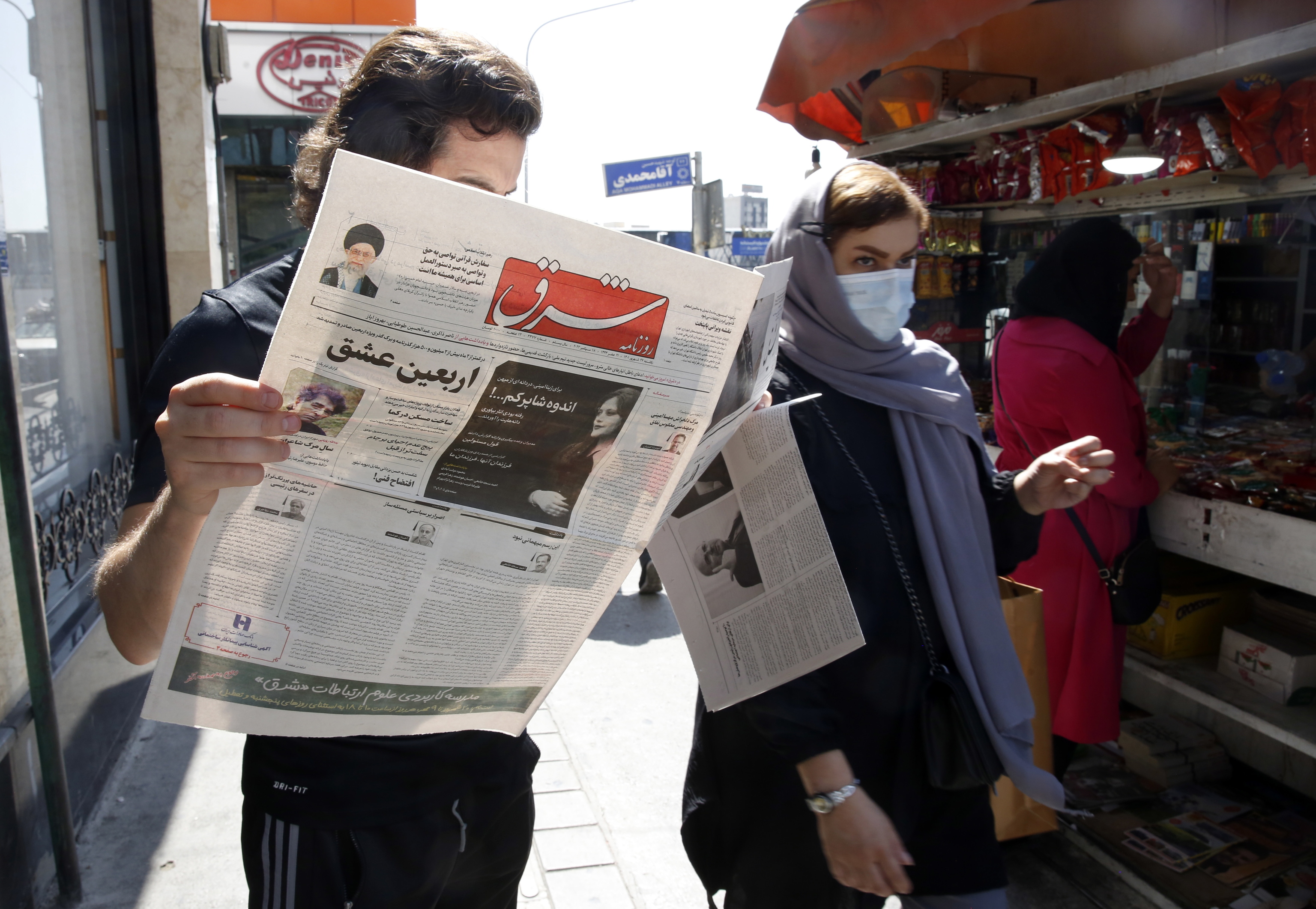 Un hombre lee un periódico con la noticia de la muerte de Mahsa Amini.