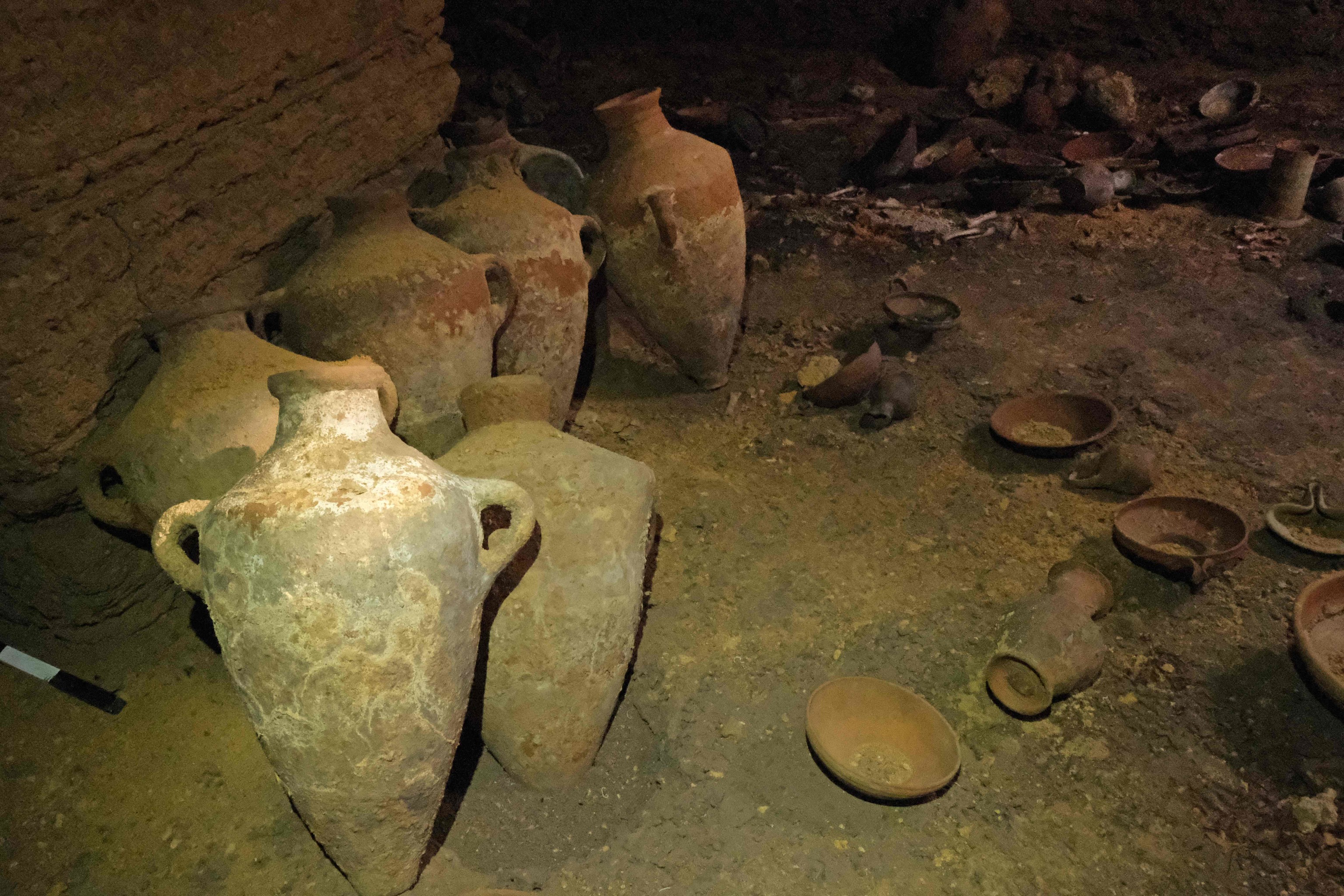Piezas de cerámica y objetos de bronce hallados en la cueva.