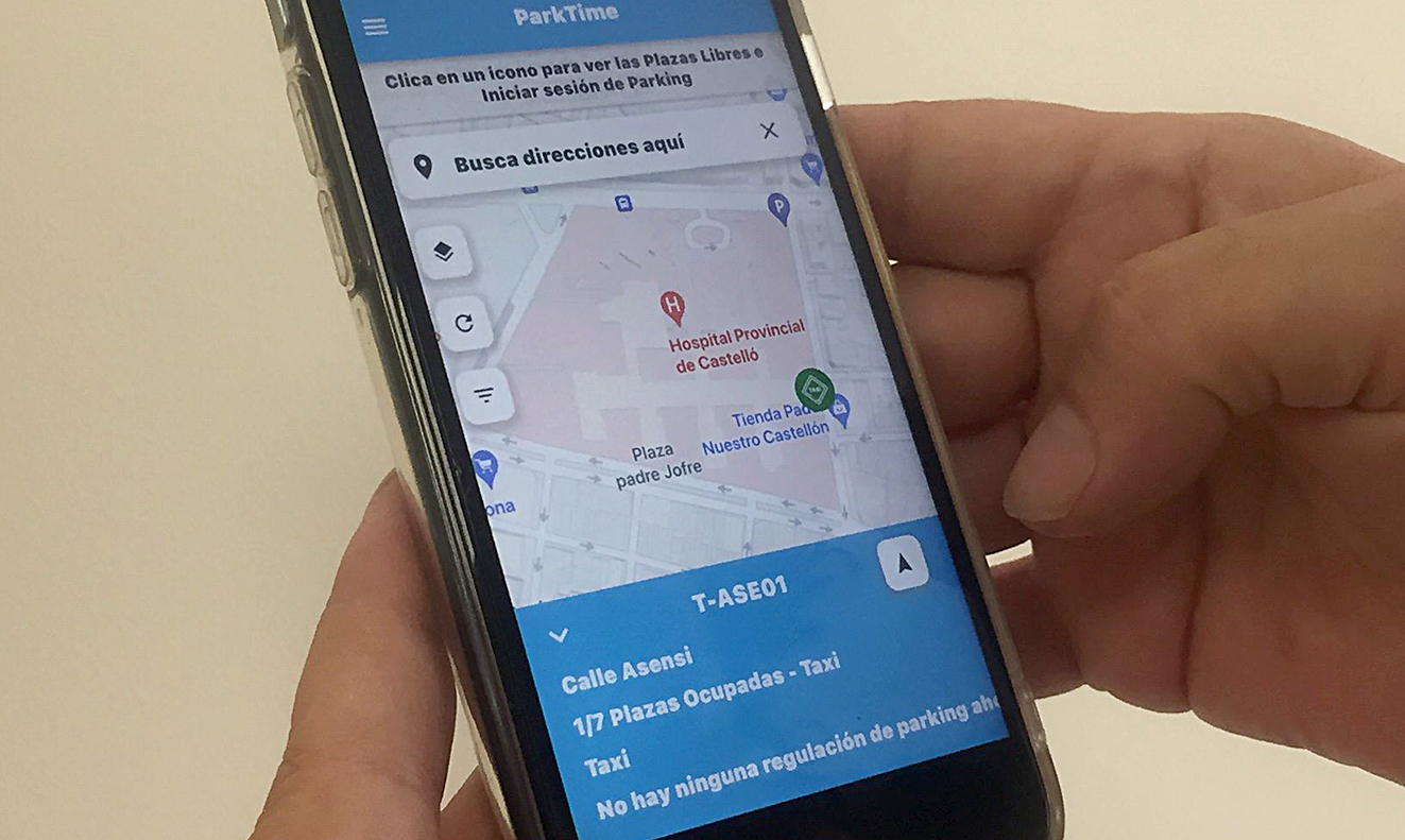 Un usuario usando la  app Parktime para encontrar una plaza libre.