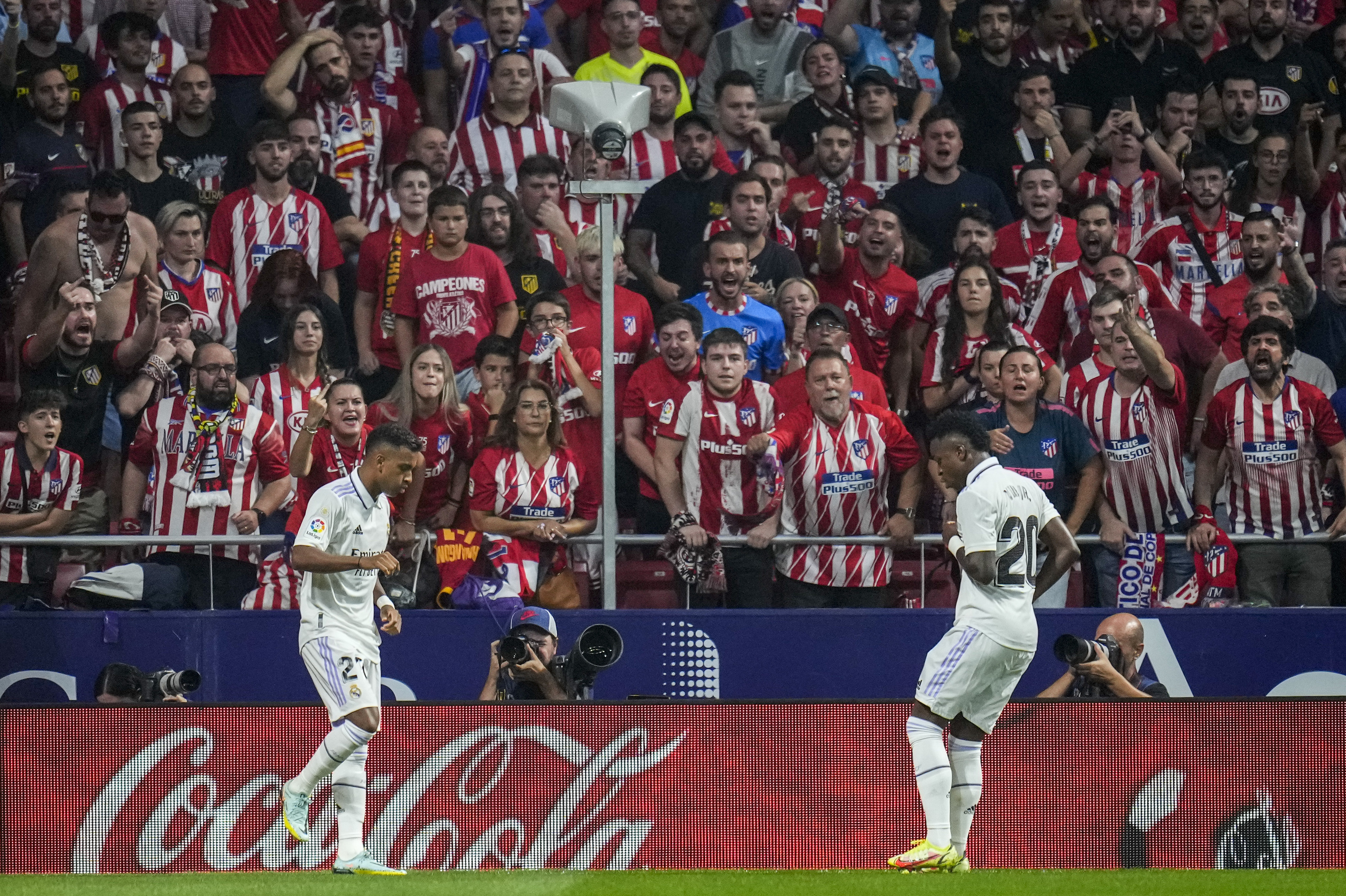 Rodrygo celebra su gol con Vinicius, en el Metropolitano.