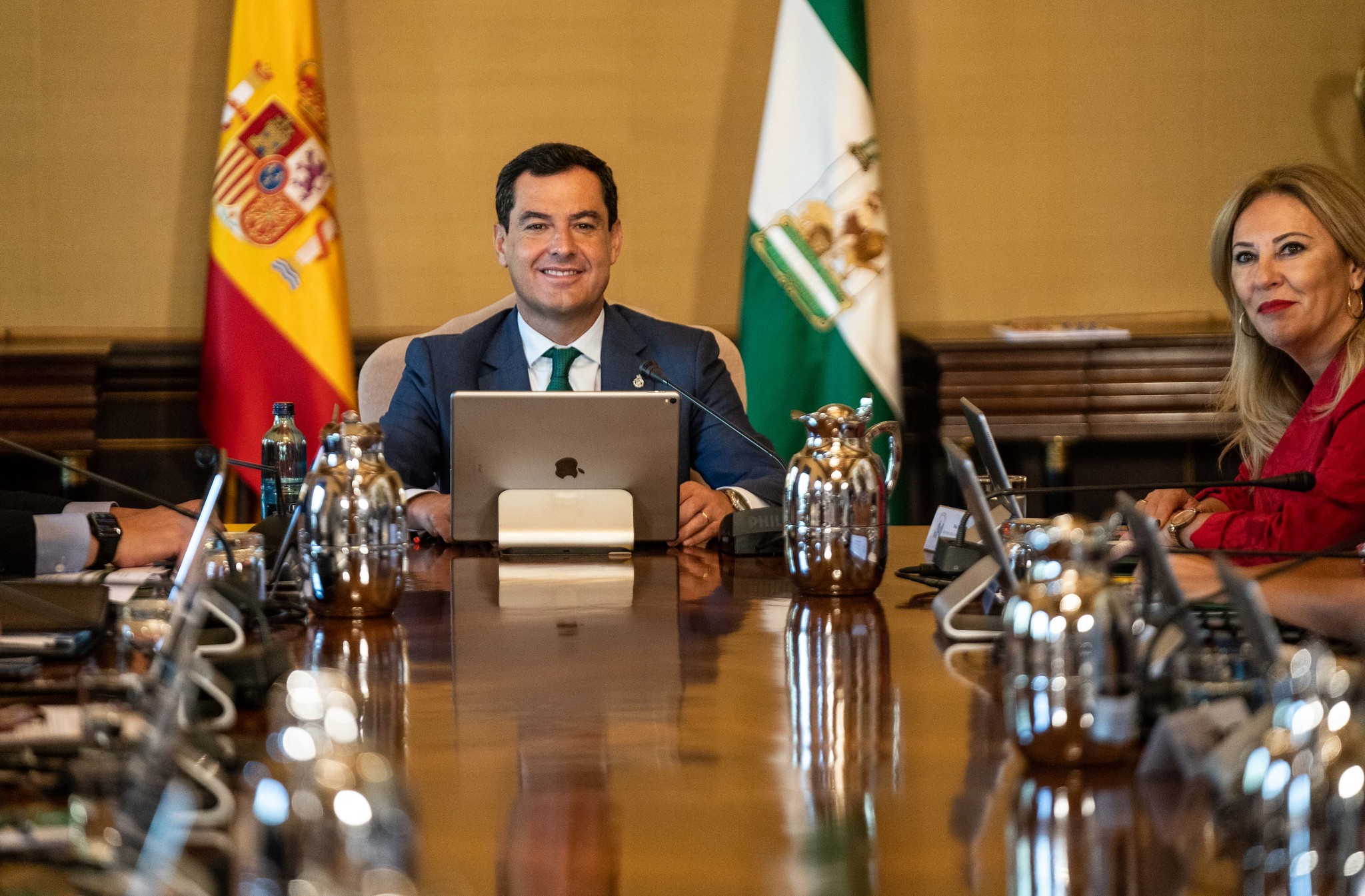 El presidente de la Junta, Juanma Moreno, junto a su consejera de Economa, Carolina Espaa, este martes en el Consejo de Gobierno.