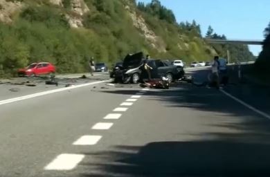 Mueren dos personas en un accidente entre tres vehículos en Noia thumbnail