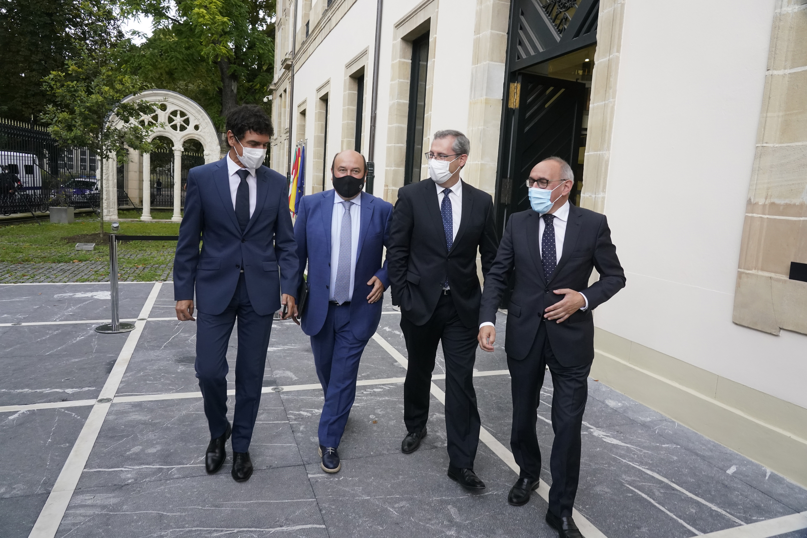 Unai Rementeria, a la izquierda de la imagen, junto a Ortuzar, Olano y Gonzlez abandonan juntos el Parlamento Vasco en septiembre de 2021.