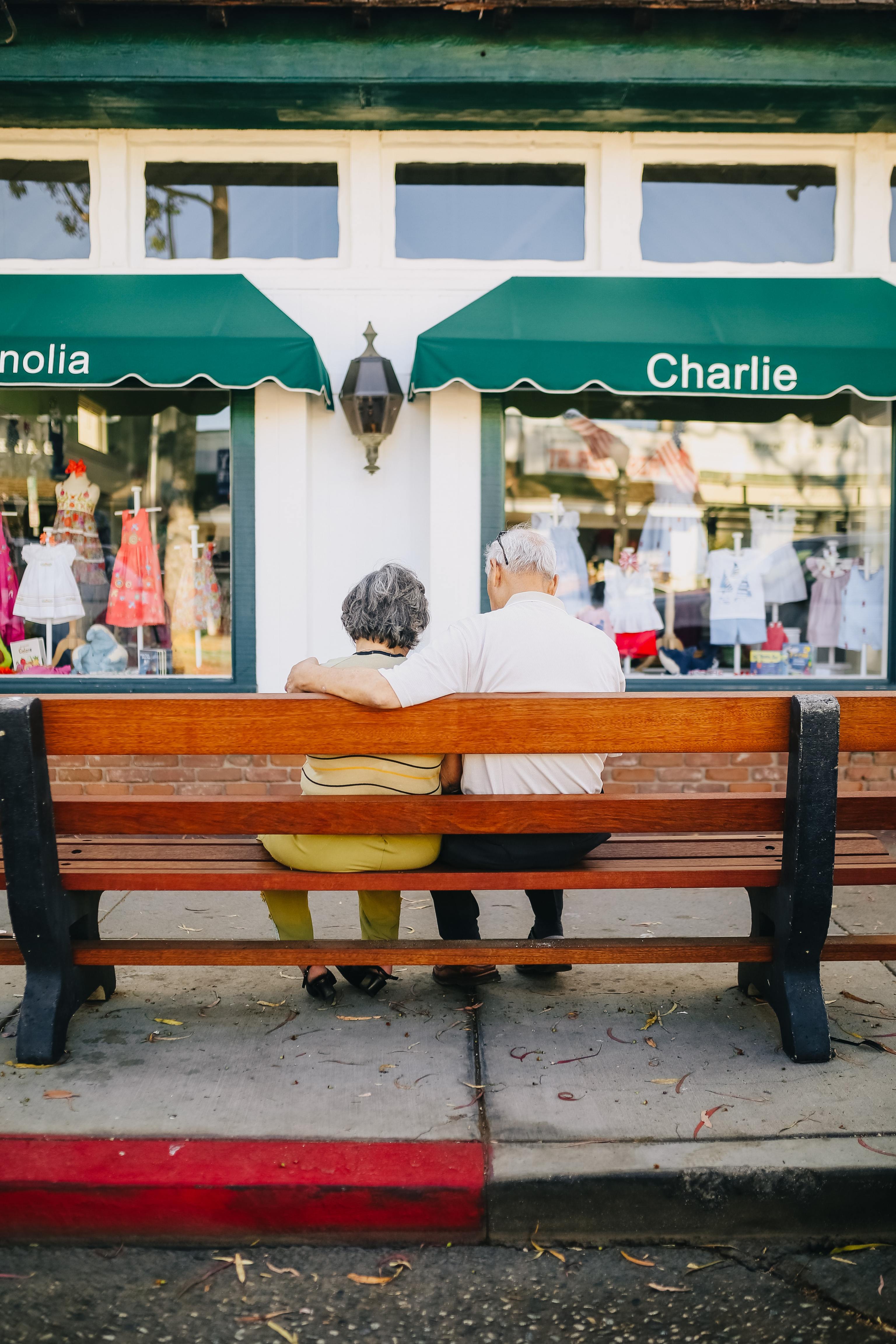 Una pareja de jubilados, sentados en un banco.