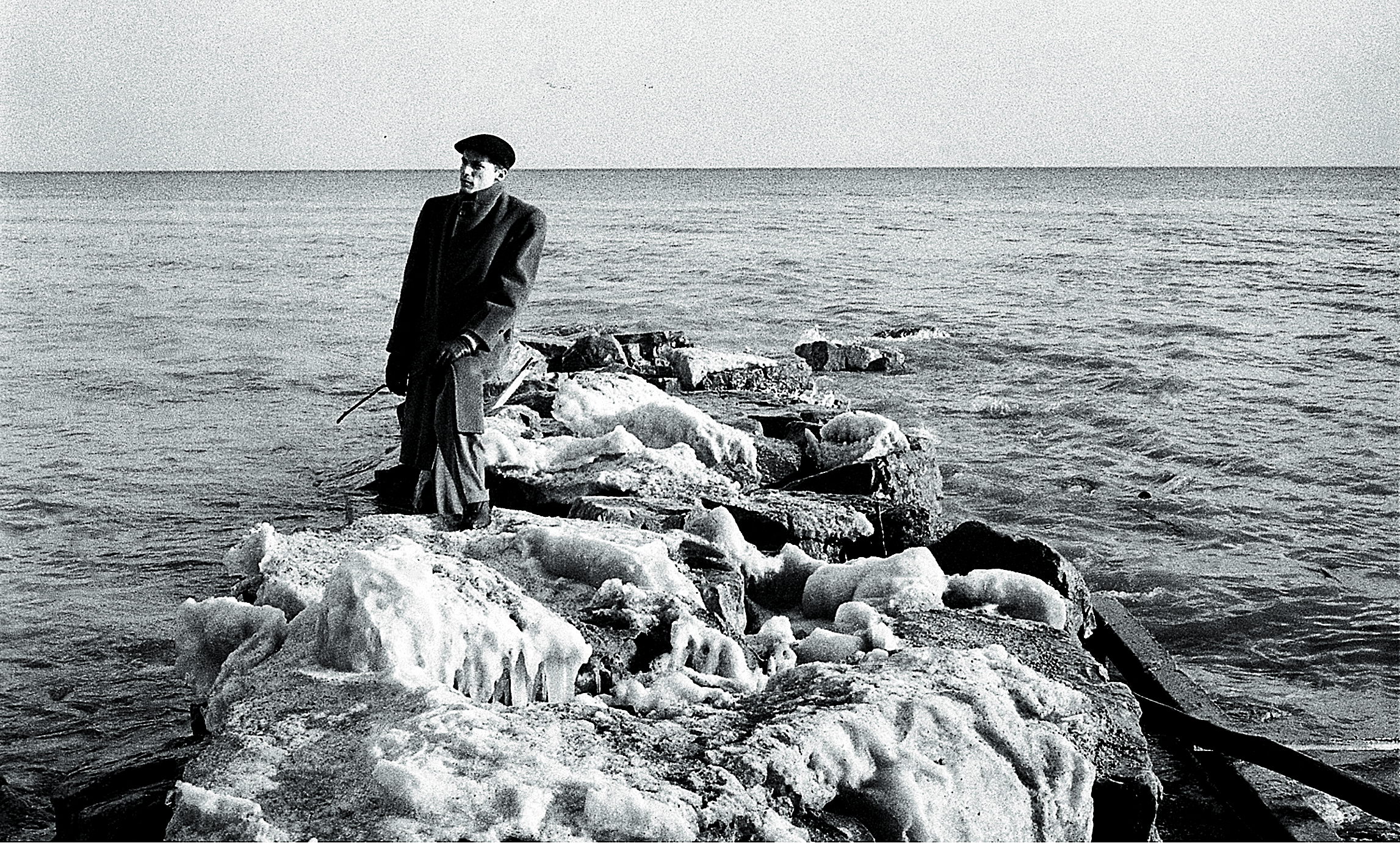 El pianista Glenn Gould, a orillas del Lago Ontario en 1956.