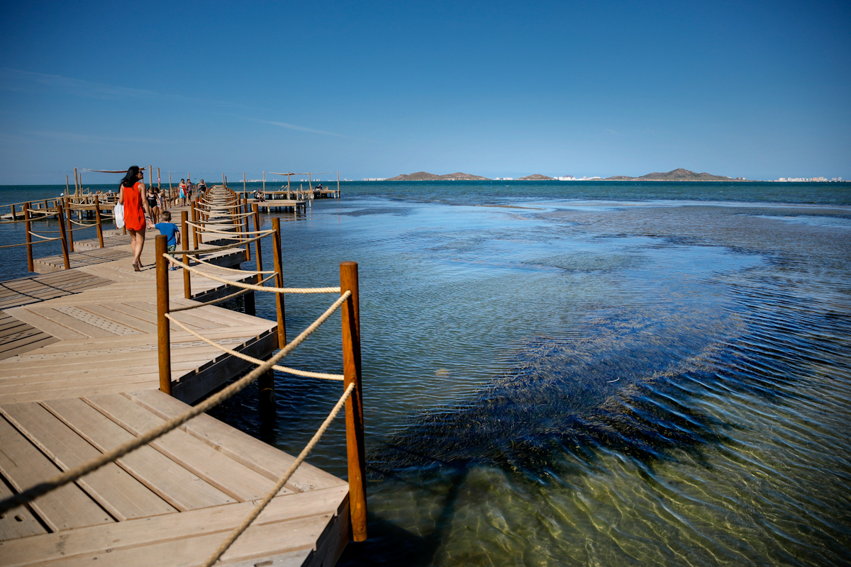 Pasarelas construidas para salvar la barrera de algas junto a la costa, en Los Nietos (Mar Menor).