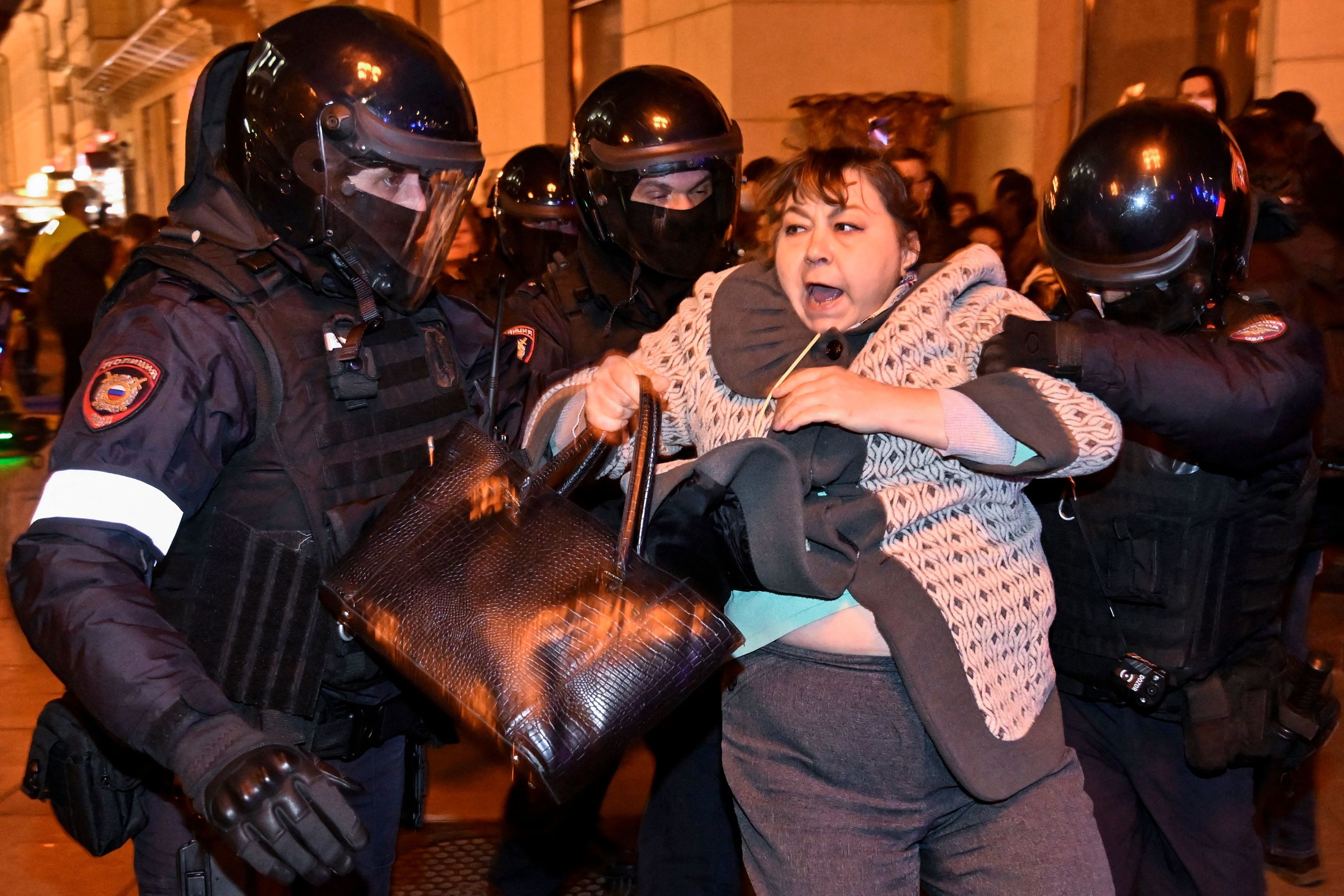 Detención de una mujer en una protesta en Moscú