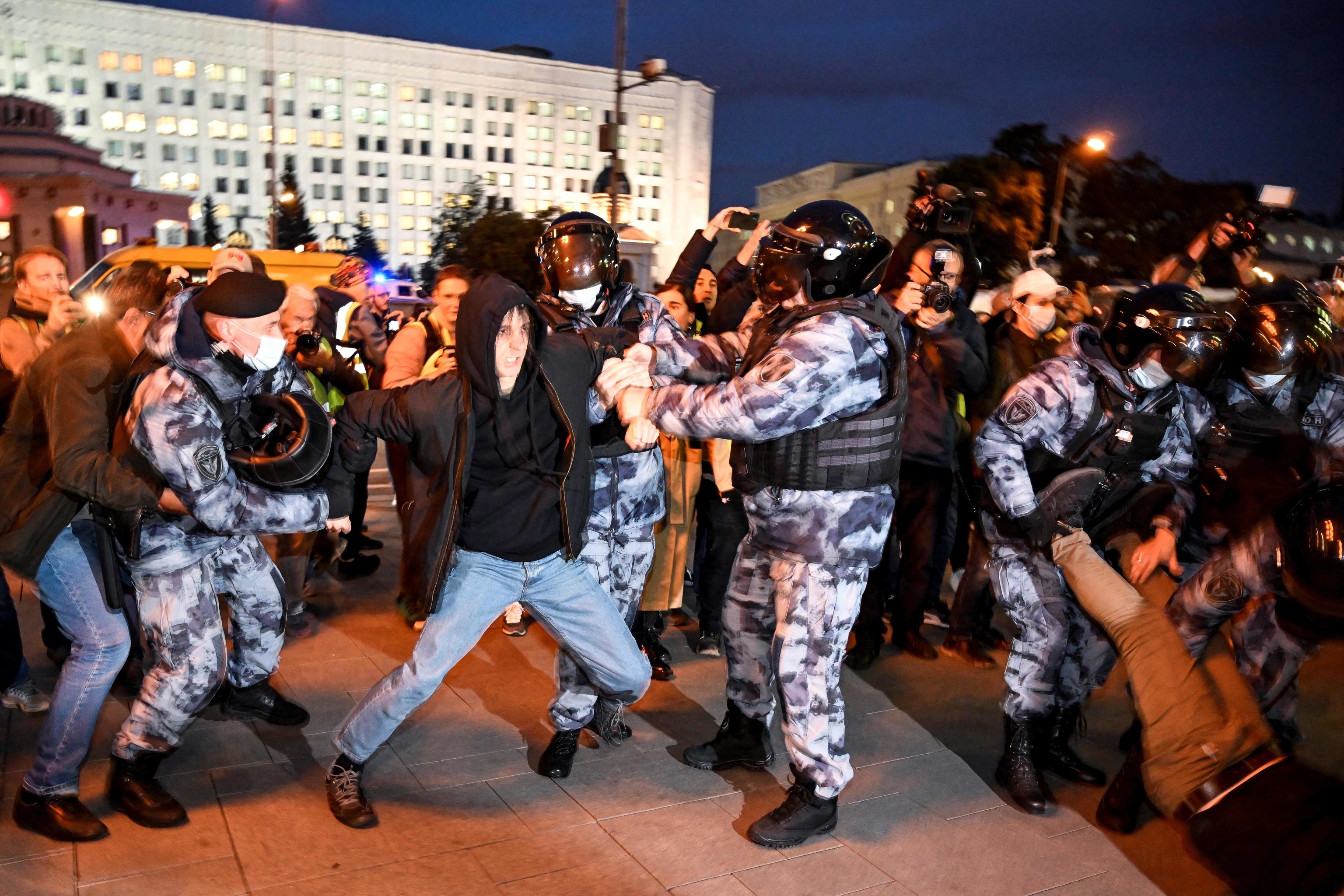 La policía detiene a varias personas en Moscú.