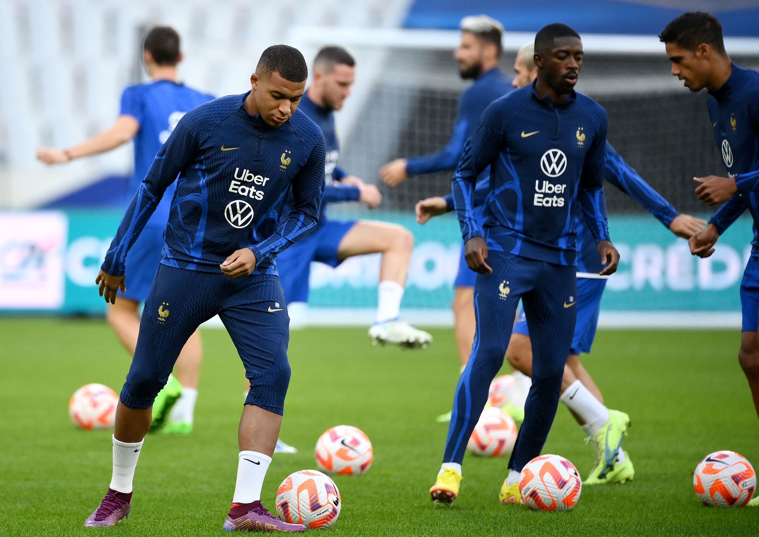 Mbappé  y Dembélé, en el entrenamiento de la selección francesa.