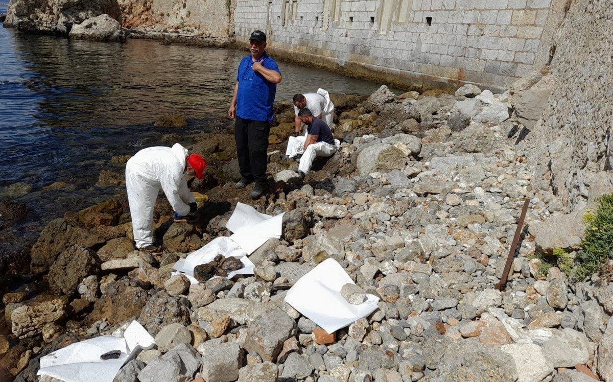 Tcnicos, en las tareas de limpieza en Gibraltar.