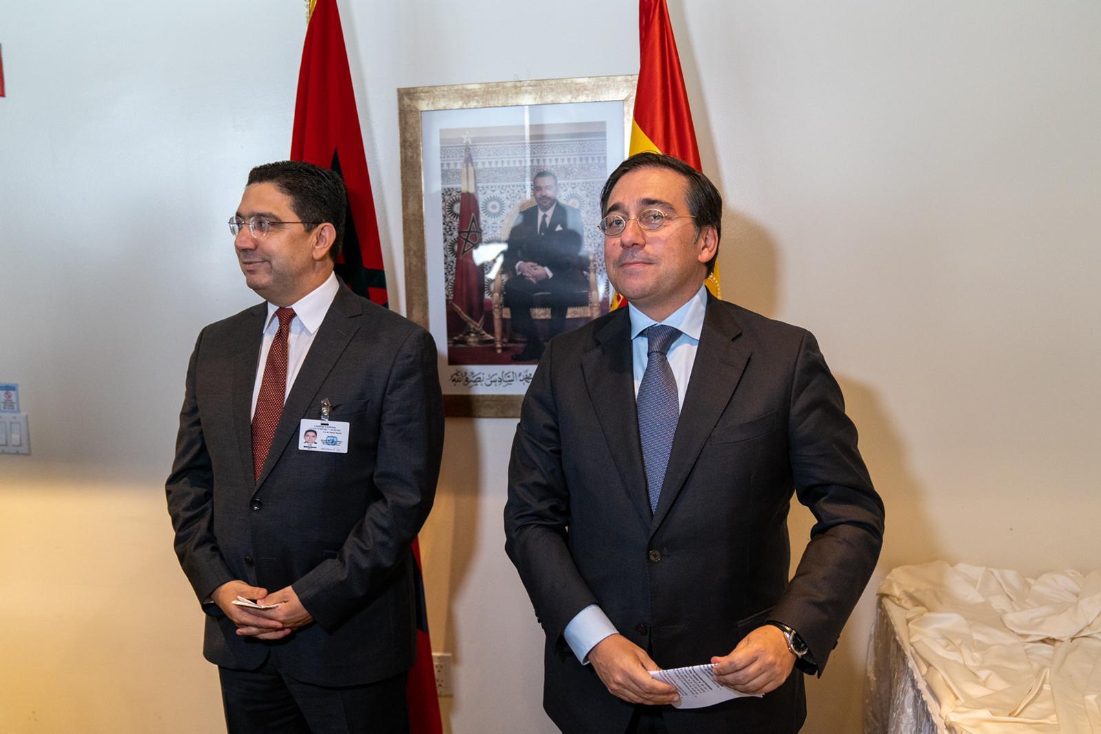 El ministro de Exteriores español, José Manuel Albares, con su homólogo marroquí, Nassim Bourita.